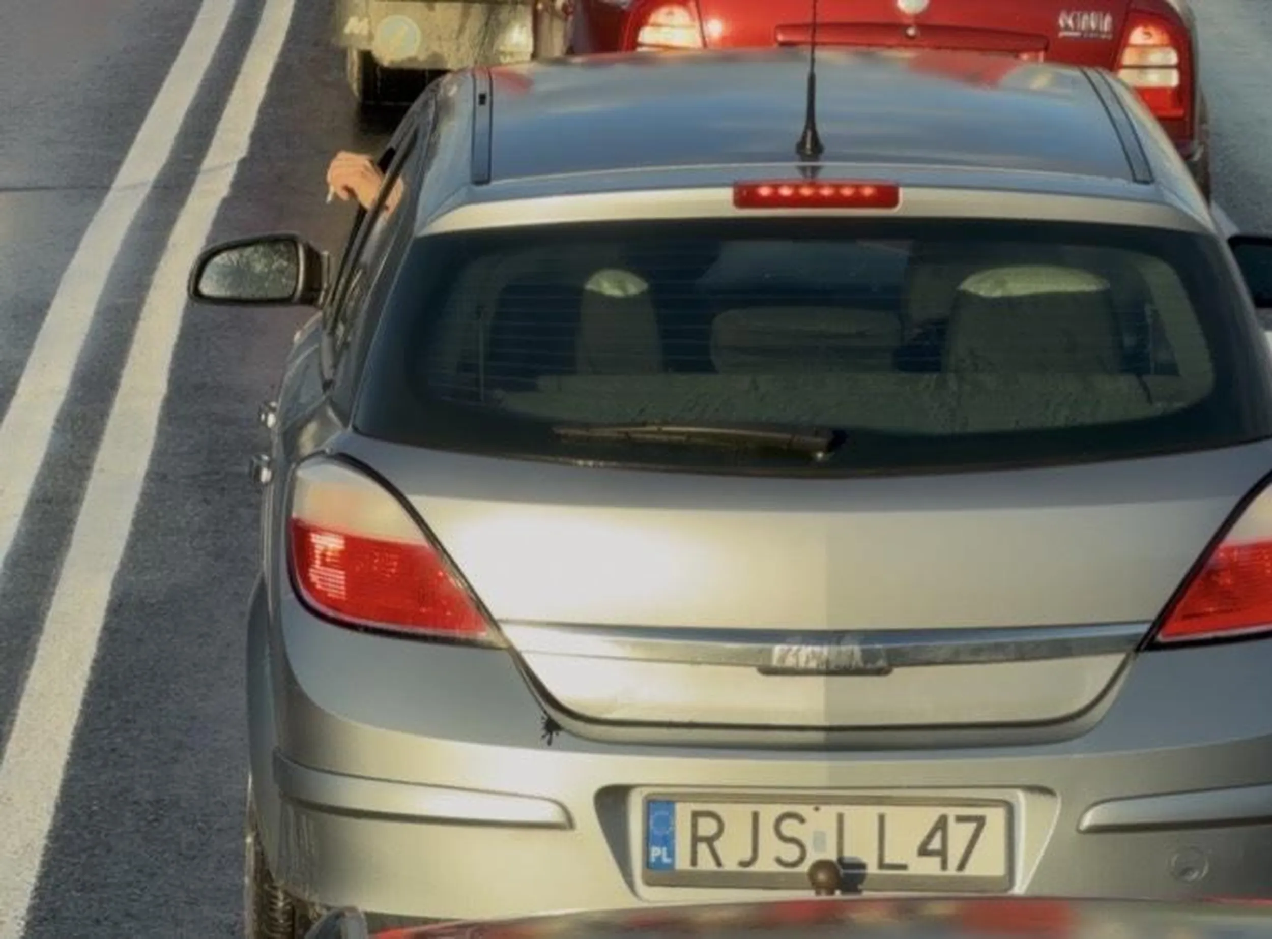 Zabrakło pieniążków na wyposażenie samochodu w popielniczkę flejtuchu? Zamiast wyrzucać pety na ziemię to może spróbuj zeżreć następnym razem… Tfu na Ciebie