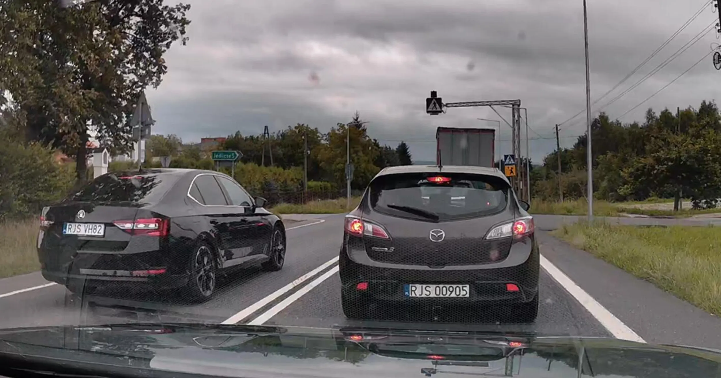 omija korek jadąc pod prąd