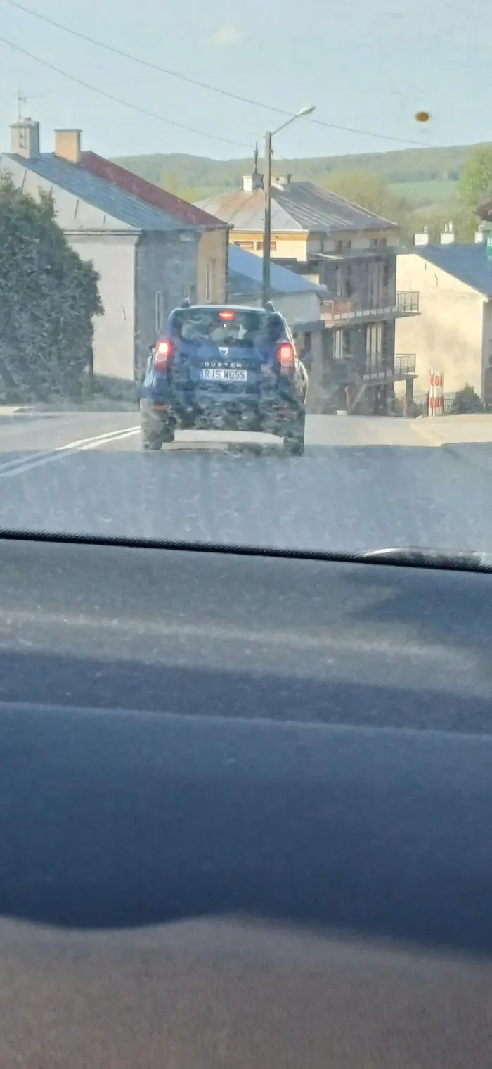 Jazda środkiem drogi, używanie co 2-3 min hamulca bez potrzeby, błędne używanie kierunkowskazów oraz zwalnianie pojazdów bardzo wolnym stylem jazdy. (Nie polecam za nim jechać jedyne co robi to miga światłami hamowania)