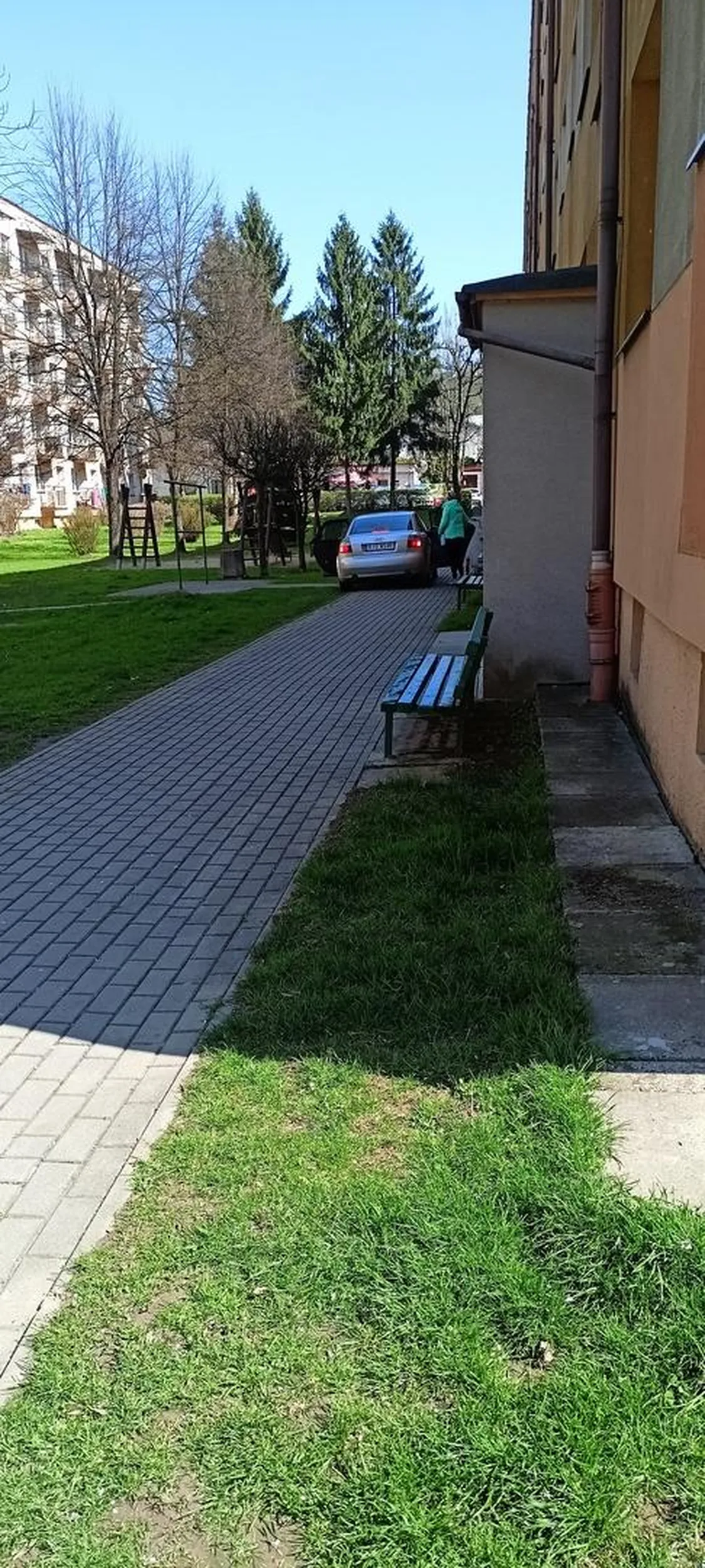 Prawie mnie przejechała ta baba chora + po chodniku się nie jeździ