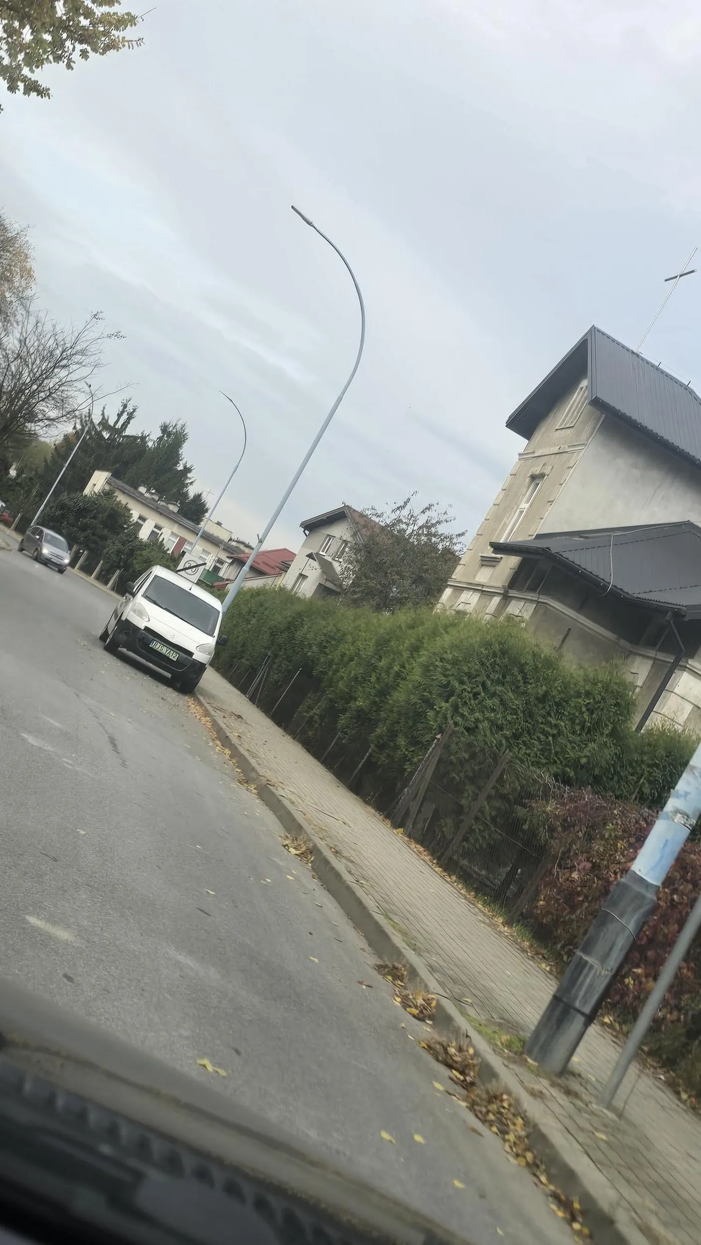 Kierowca Zostawił samochód na środku drogi i tak stoi od 3 dni i trzeba omijać . To nie miejsce do zostawiania samochodu