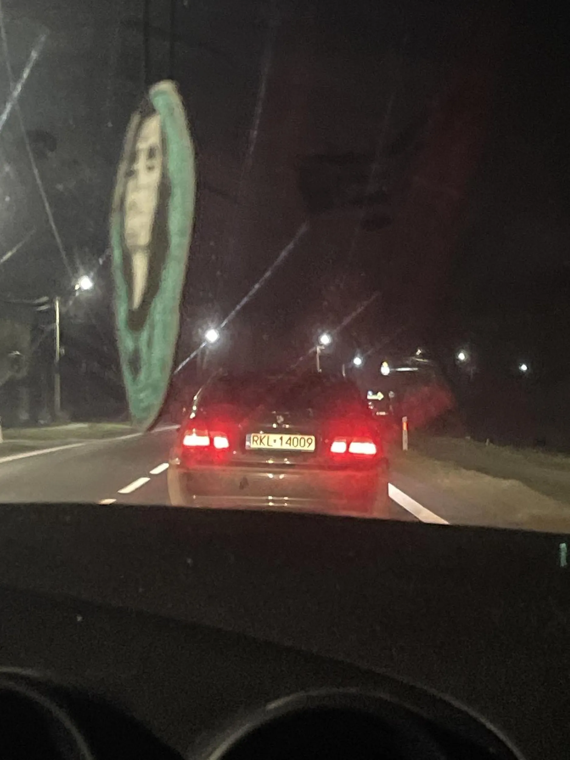 Jezdzi jak pirat to ze ma bmw  nie znaczy ze moze wszystko. Pozdrawiam ciepło z rodznika .zybsiu