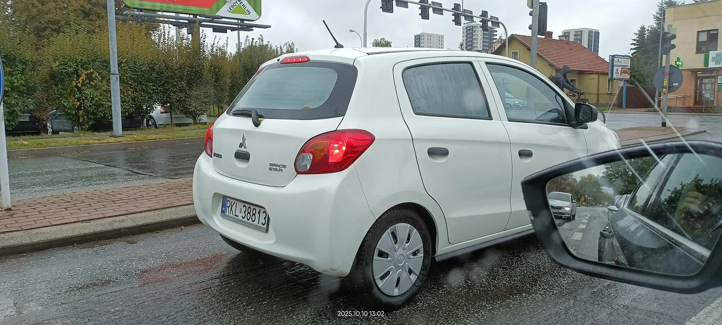 Kretyn wymusza pierwszeństwo na skrzyżowaniu, a następnie wjeżdża pod prąd.