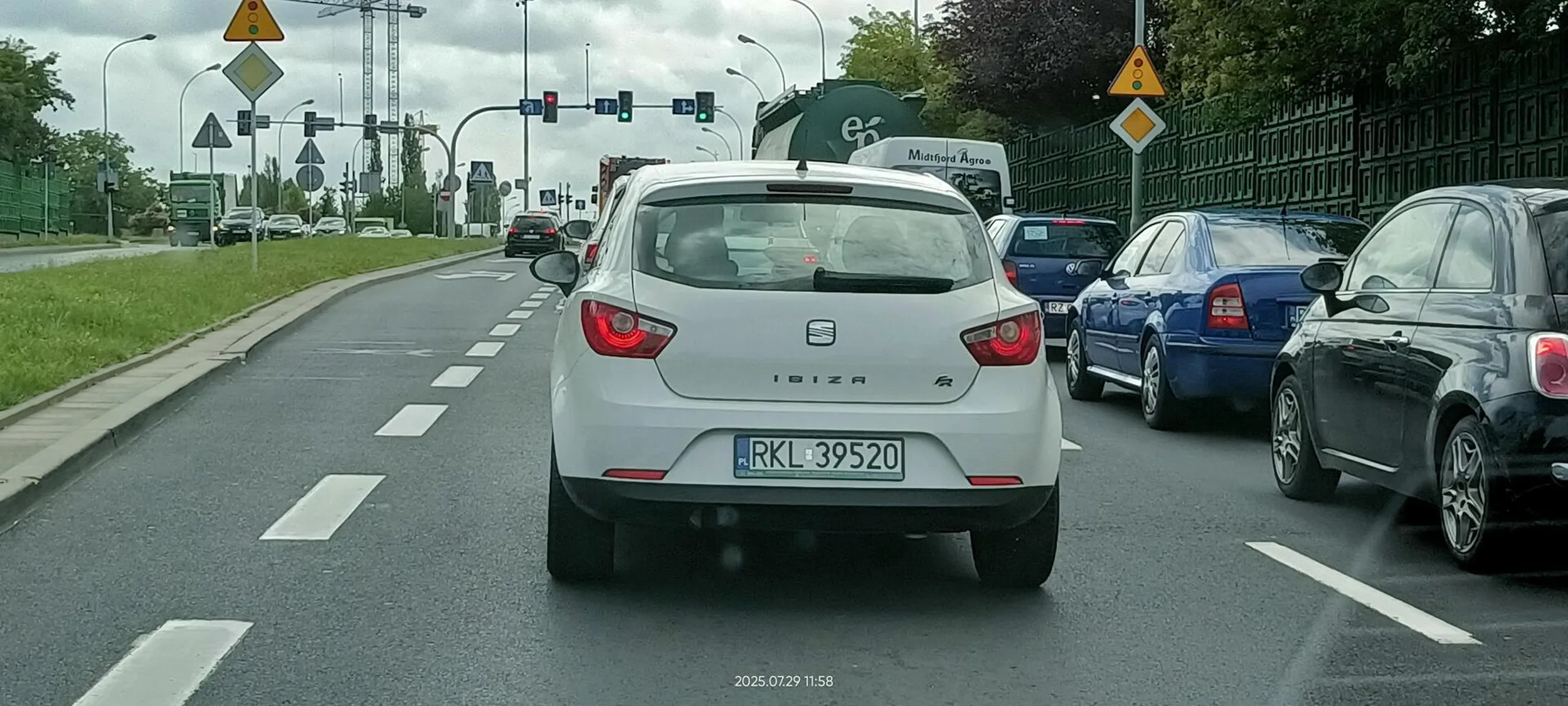 Król lewego pasa. Sam nie pojedzie i innym nie da.