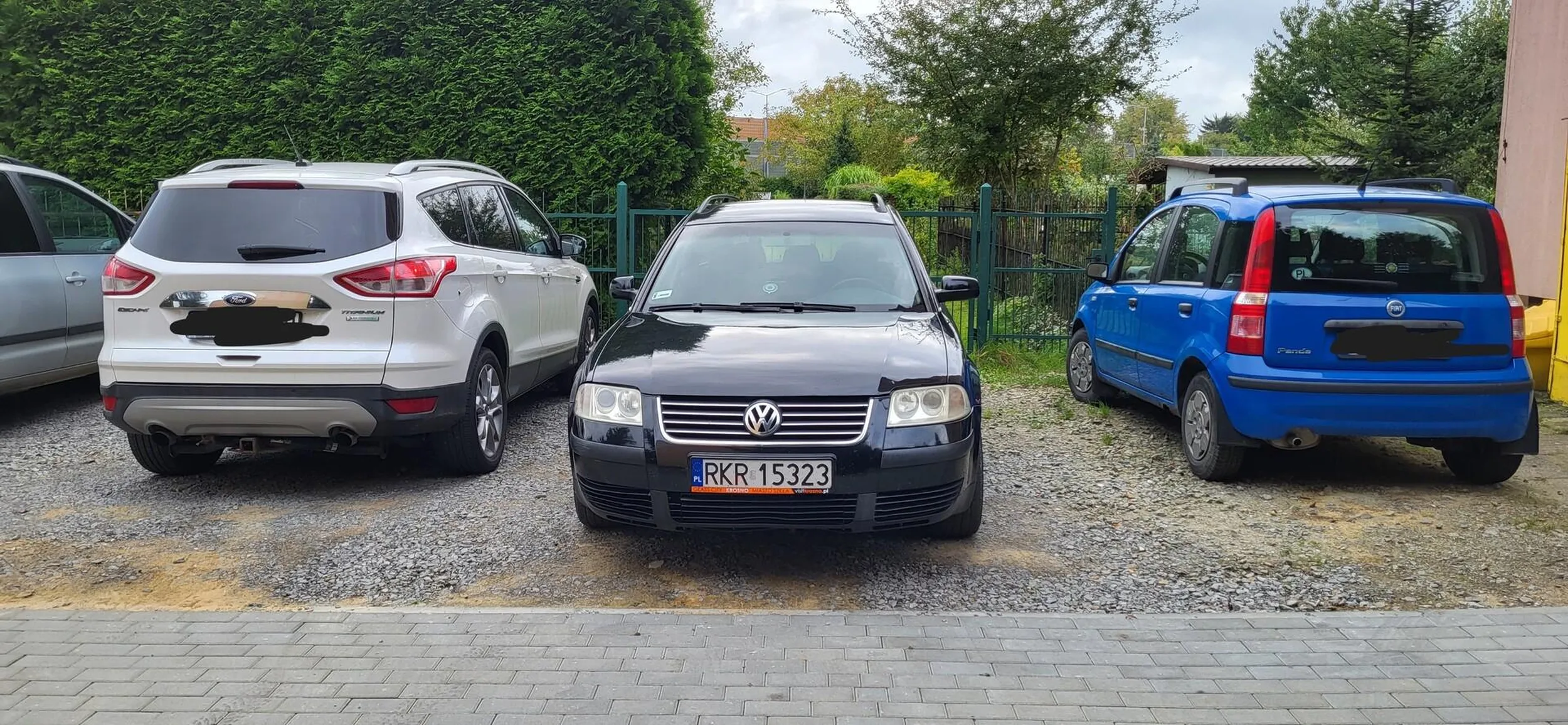 Cham, który staje na prywatnych miejscach parkingowych.