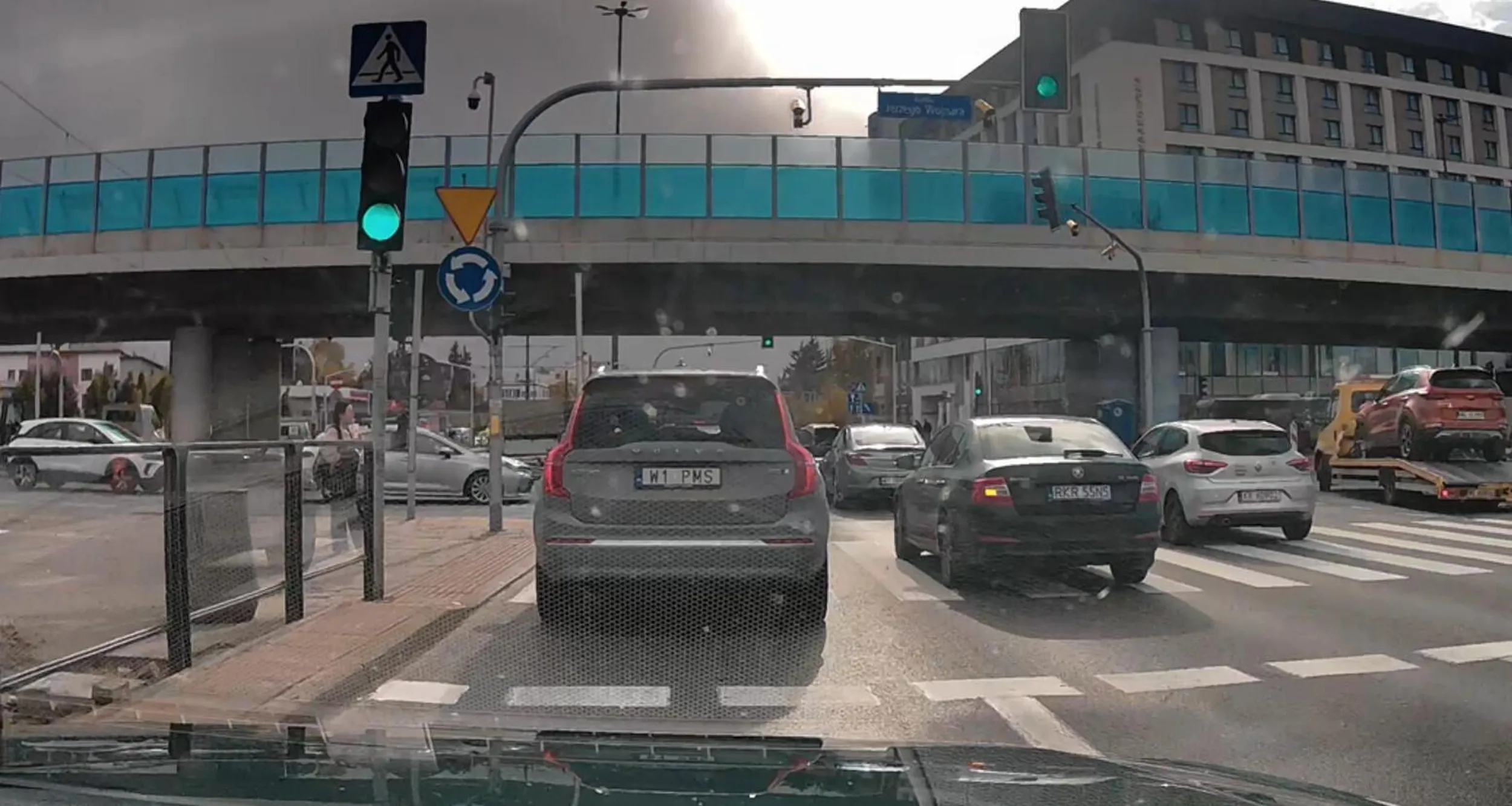 gnojek omija cały korek i wpycha się na końcu na lewosrkęt