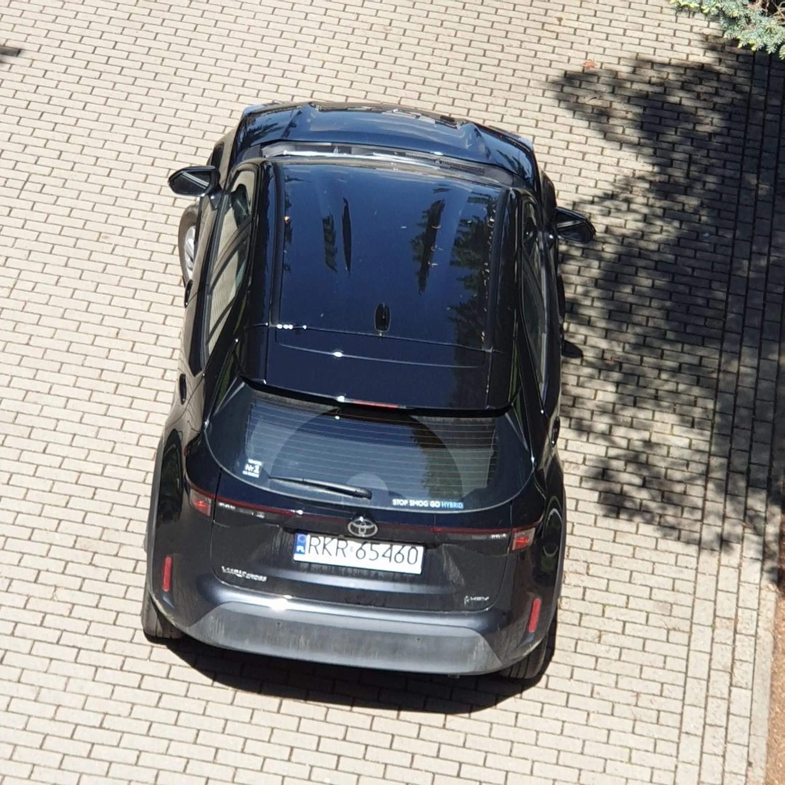 Kierowca przepuszcza pieszych na parkingu nawet gdy nie chcą przechodzić (zdjęcie z drona 100% legit)