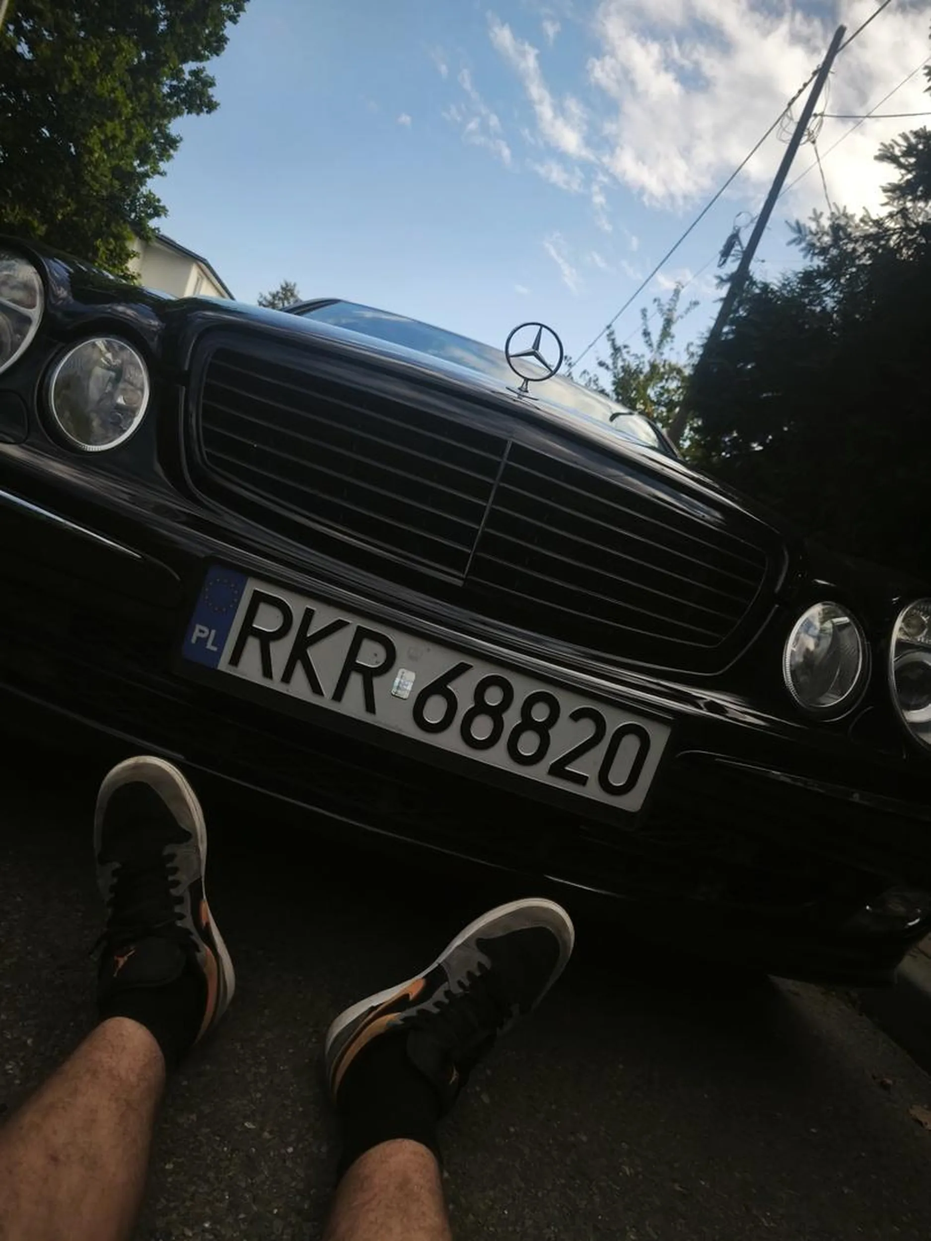 Jakieś stary dziad mnie potrącił ale mrugnął awaryjnymi więc wszystko dobrze  ;)