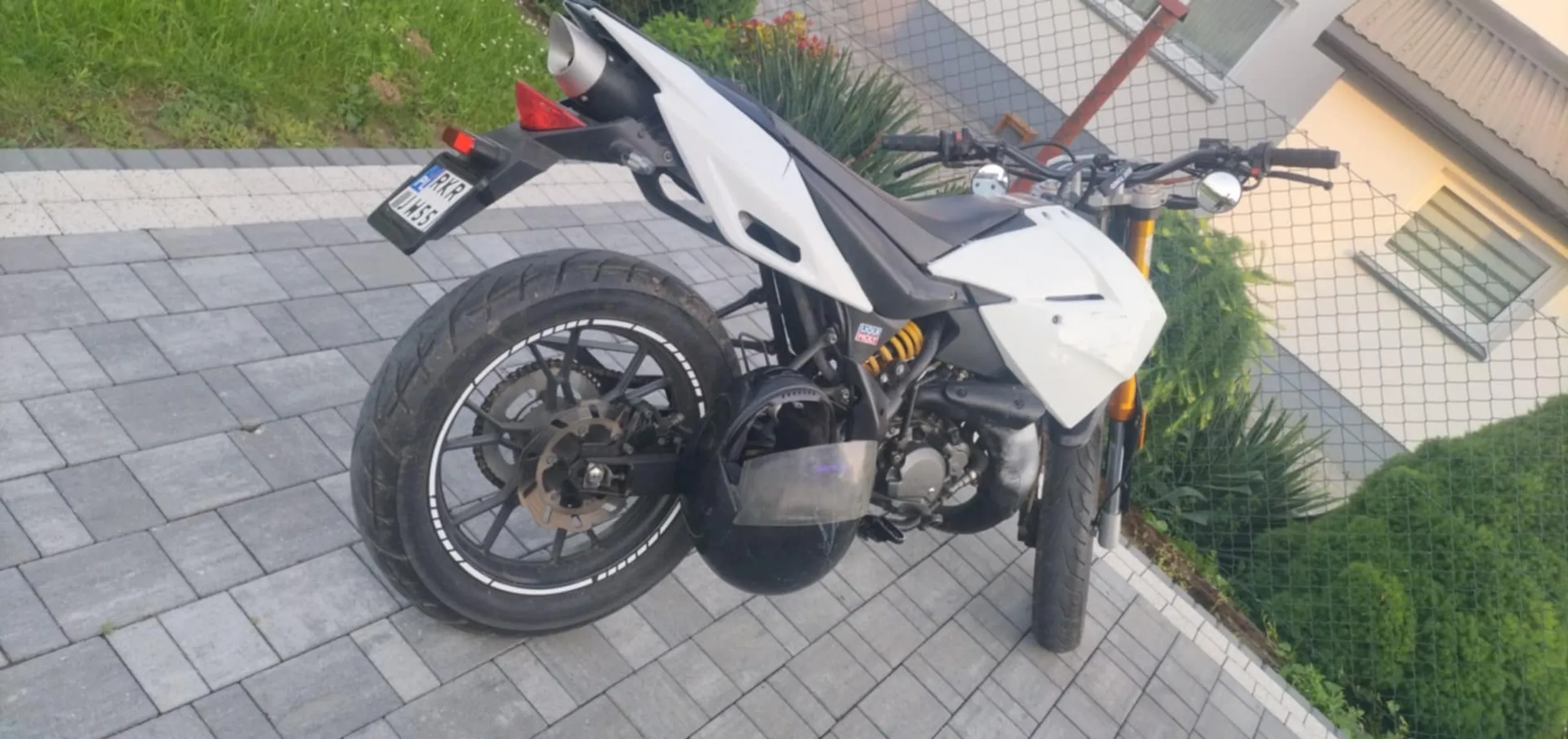 Jadąc spokojnie autostrada Kraków-Katowice zobaczyłem że nagle mi coś mruga i boruczy światłami zjechałem odrazu poczym kazałem żonie wyciągać telefon i nagrywać myśląc że to budda Lamborghini huragan jedzie okazało się że to Derbi Senda 50cc