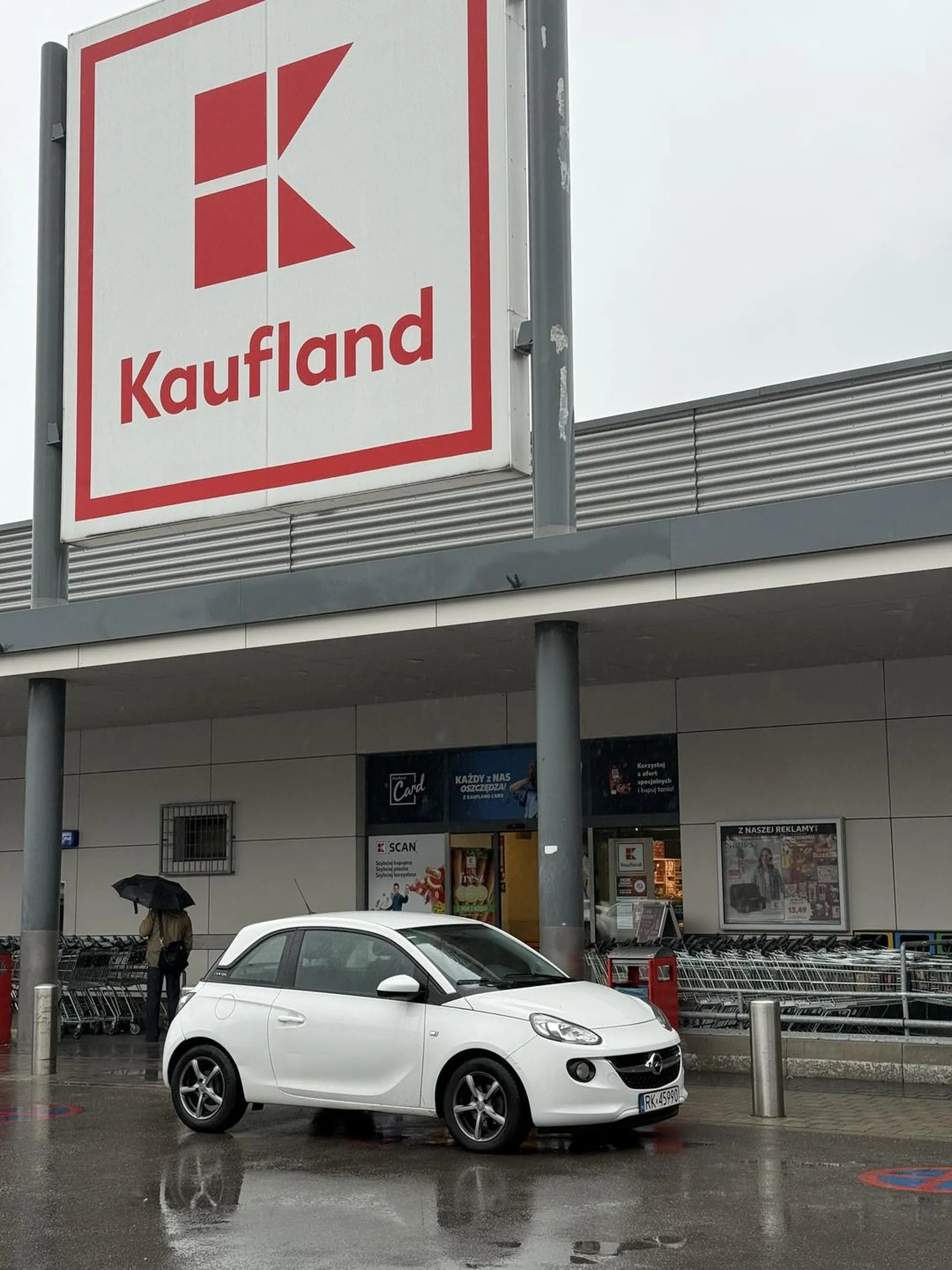 Następnym razem proponuję się nie patyczkować i po prostu wjechać autem do sklepu zamiast po prostu parkować jak krowa.