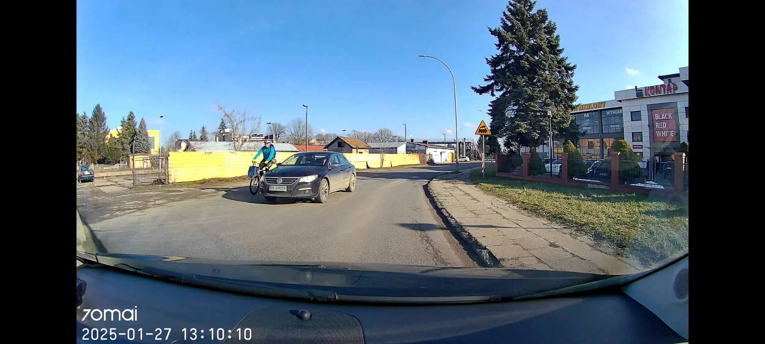 Bardzo ładne wyprzedzanie rowerzysty na trzeciego, na zakręcie. Musiałem hamować awaryjnie, nie pozdrawiam.