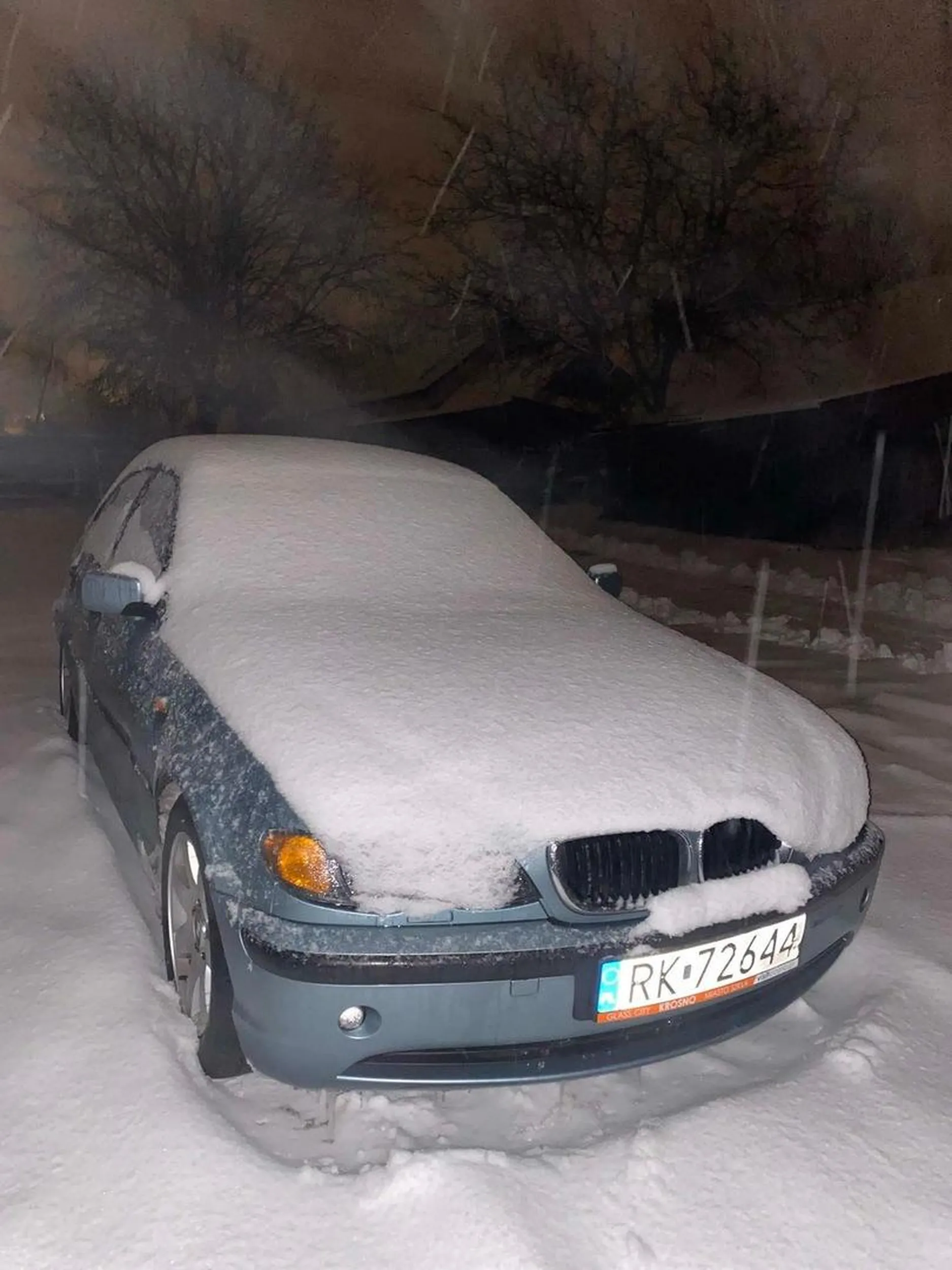 Gowniarz jezdzi tym bmw z dziurawym wydechem robi hałas jak nie wiem i w dodatku gowniarz driftuje po parkingach i rondach!!sprawa zostala zgloszona na komisariat policji w krośnie.
