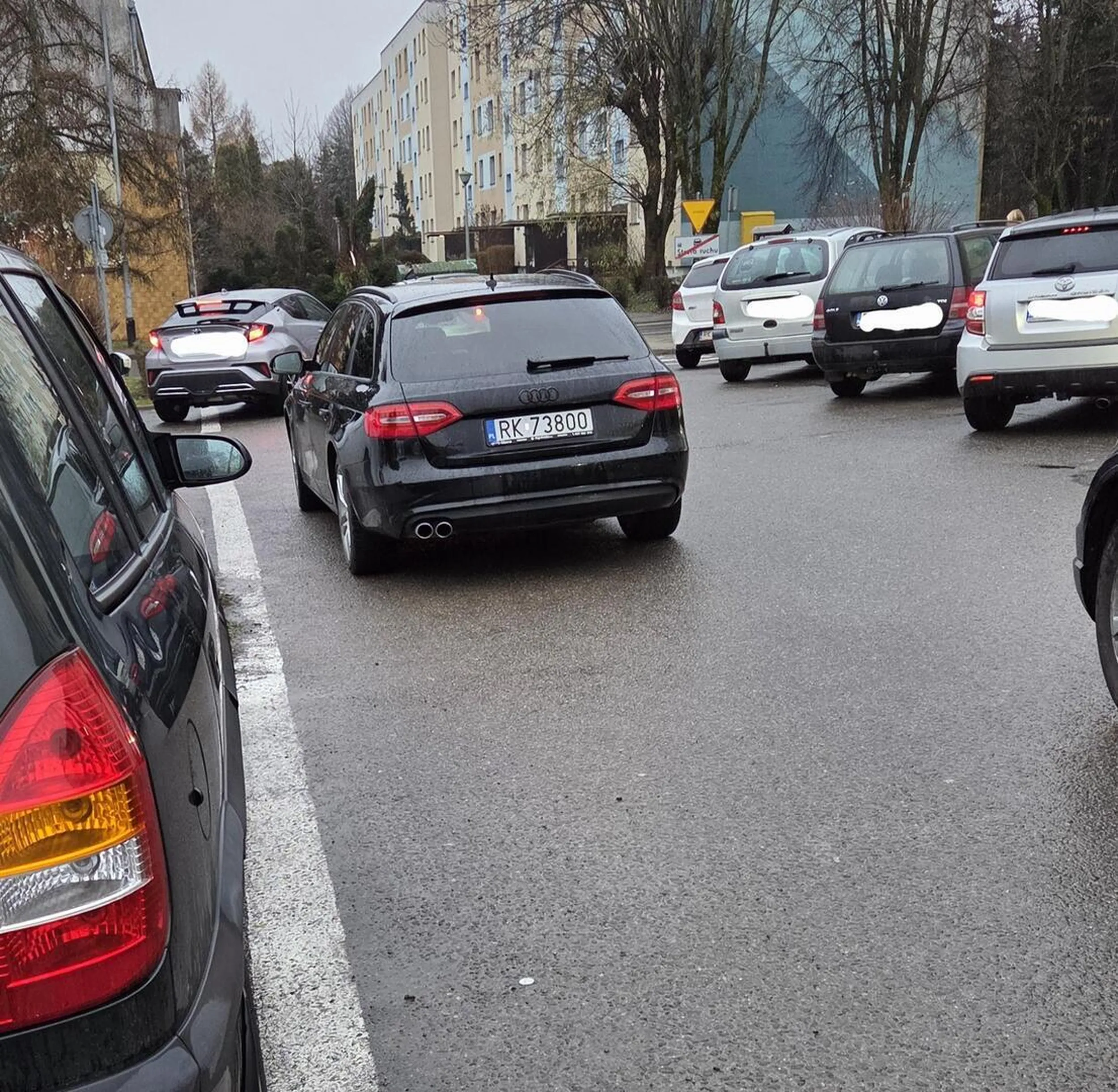 Fajne sobie typku miejsce poza parkingiem znalazłeś.
