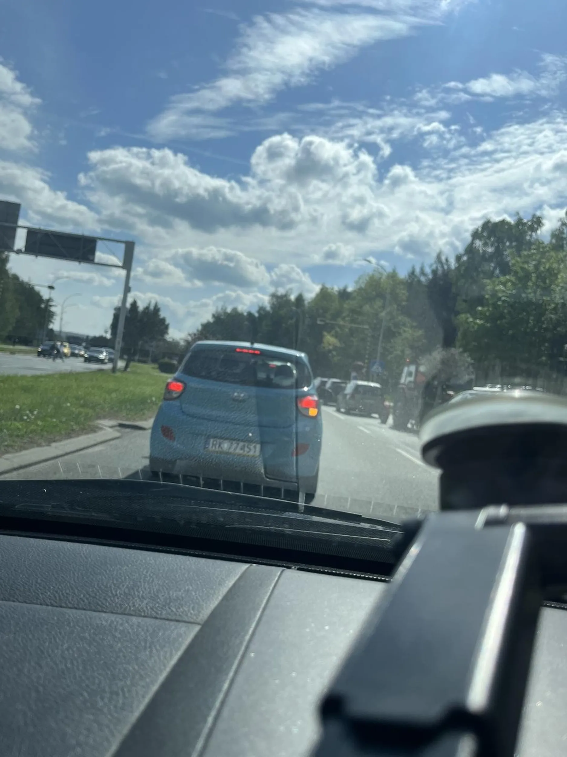 Uważajcie na tę babkę stwarza niebezpieczeństwo na drodze , spowodowała wypadek RZESZÓW 10:17