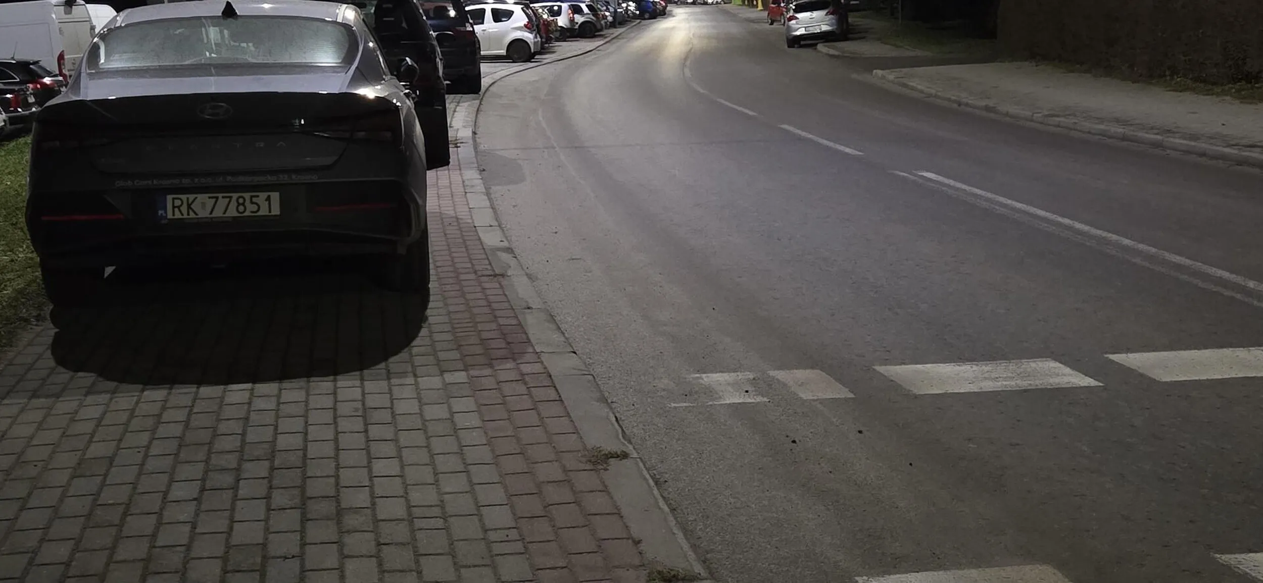 Testowe auto zagraża pieszym na przejściu.  Nie polecam marki .