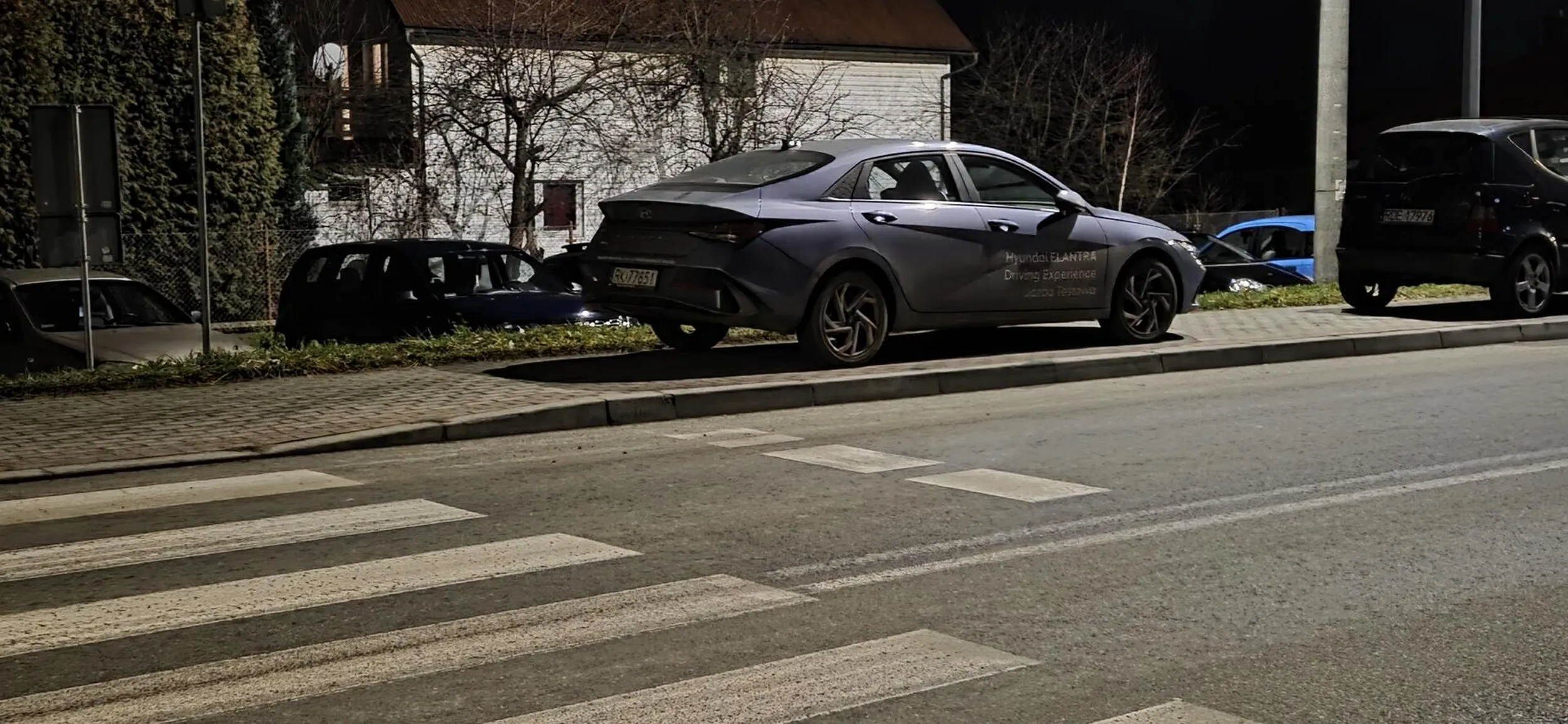 Testowe auto zagraża pieszym na przejściu.  Nie polecam marki .