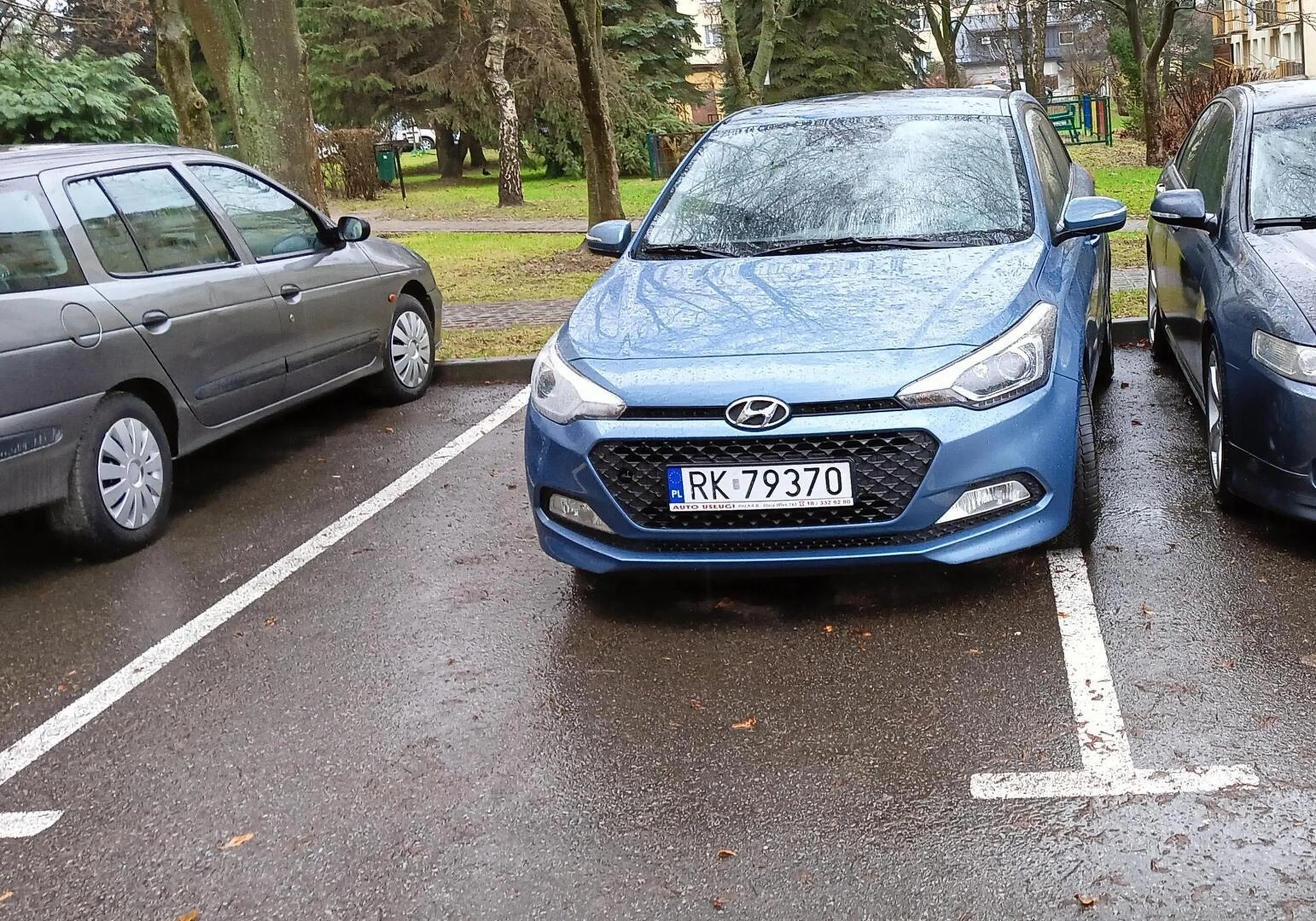 Niektórych chyba przewyższa umiejętność trafienia w linie, polecam przesiąść się na komunikację miejską jak jest problem z zaparkowaniem takiego autka w tak dużym miejscu.