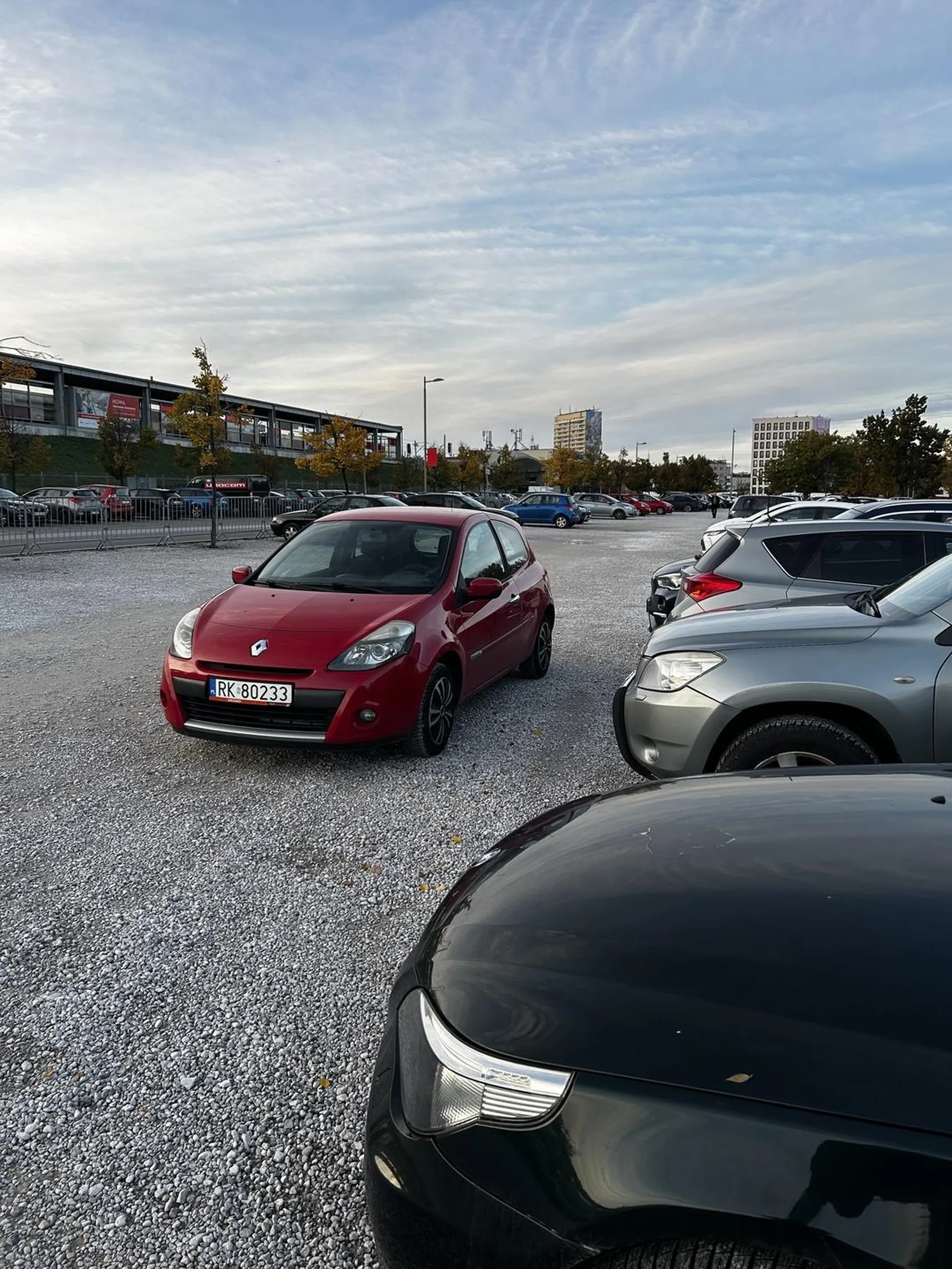 Mądry kierowca zablokował super parkowaniem 3 samochody.