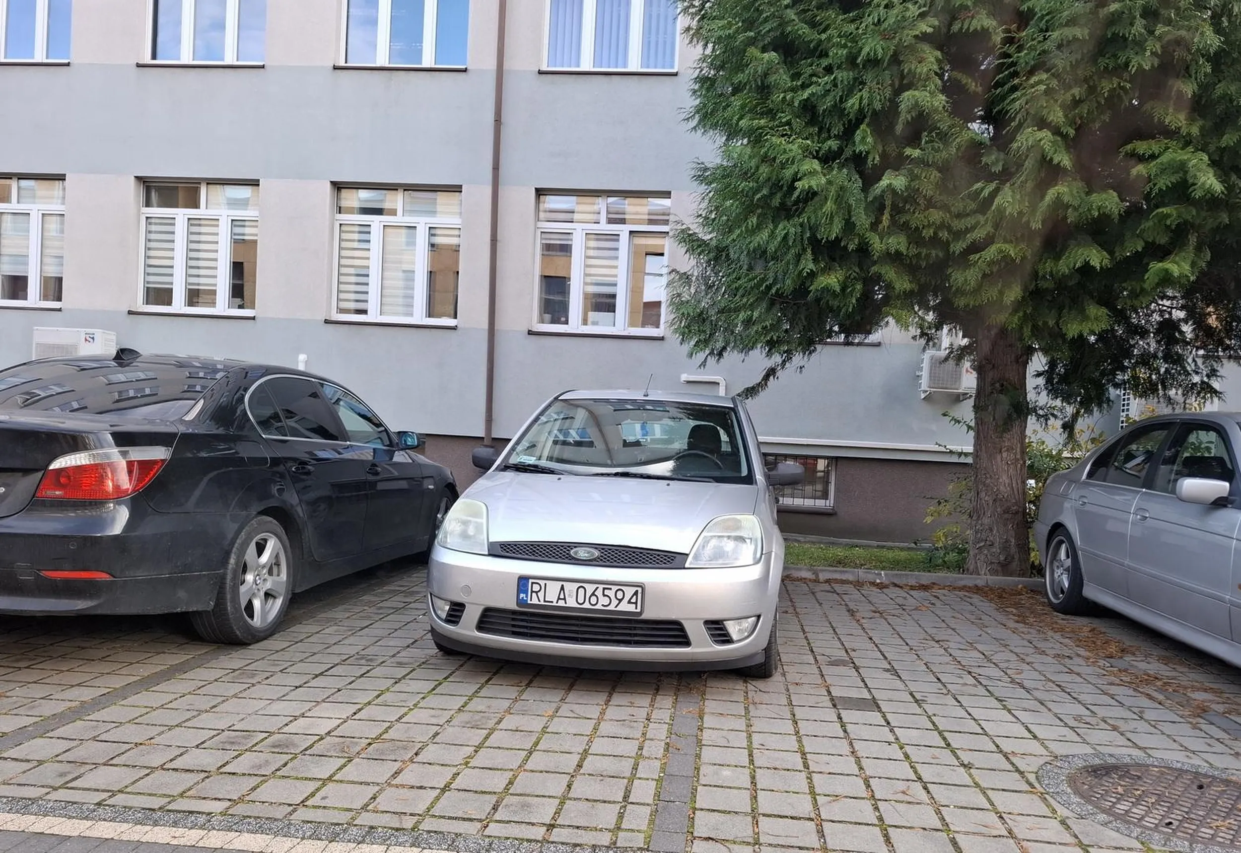 Parking pod ur słynie z tego że jest mało miejsca ale ty to miejsce dodatkowo zabierasz. Nawet w przedszkolu dzieci potrafią nie wyjeżdżać za linie