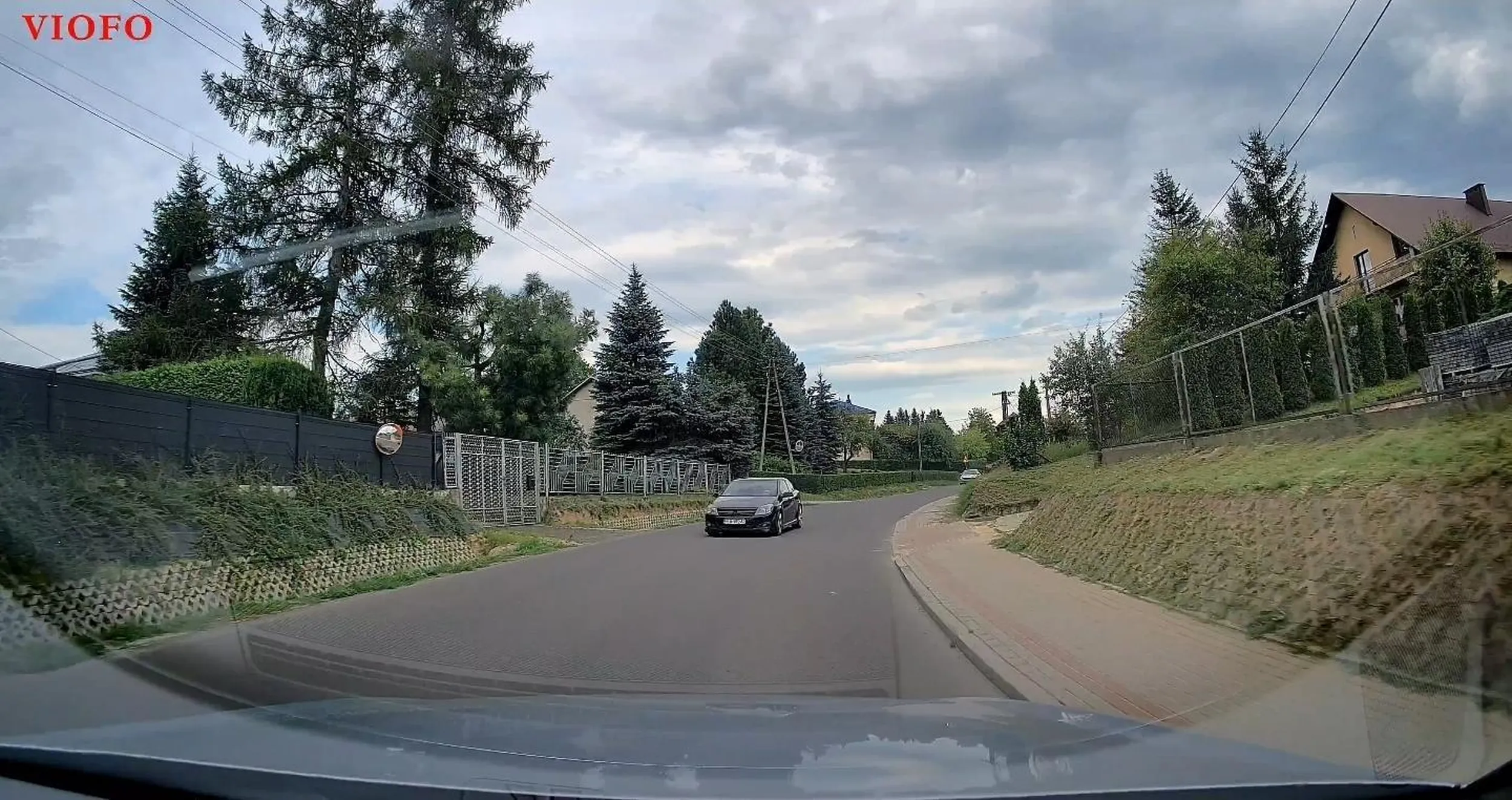 Ścina zakręty jakby jeździł bolidem, a auto na szrot się nadaje. Mało nie skasował mi całego boku.