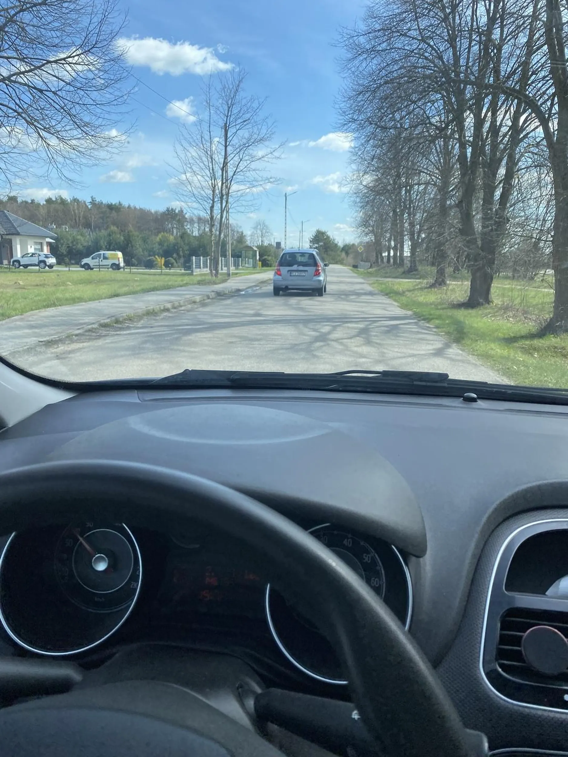 przy wyprzedzaniu spycha z drogi, oraz jeździ lewą stroną drogi