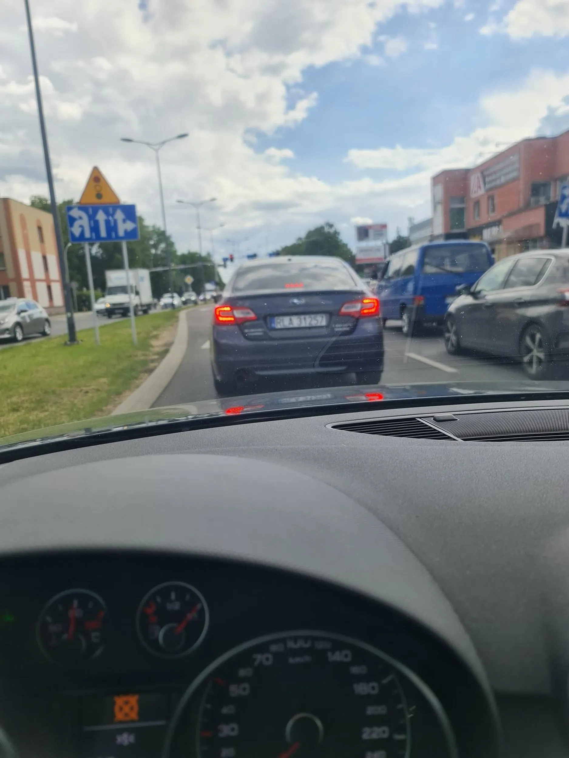 Hamuje na zielonym świetle po czym zajeżdża drogę,