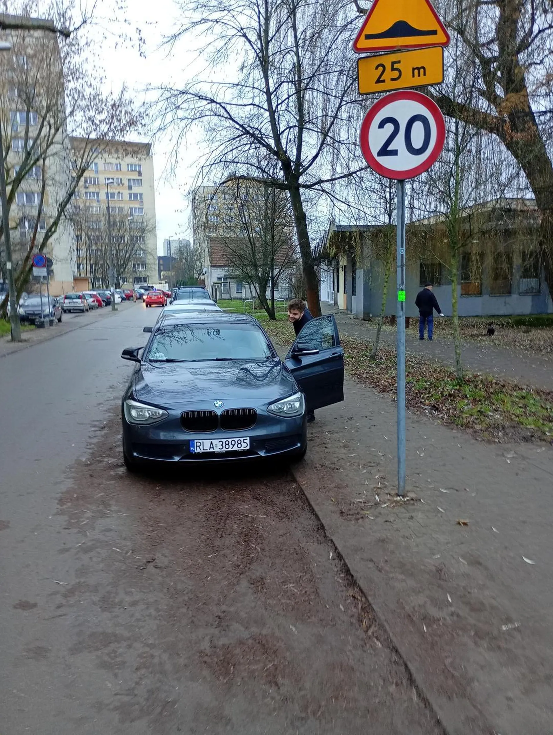 Stoi pod przedszkolem i obserwuje dzieci