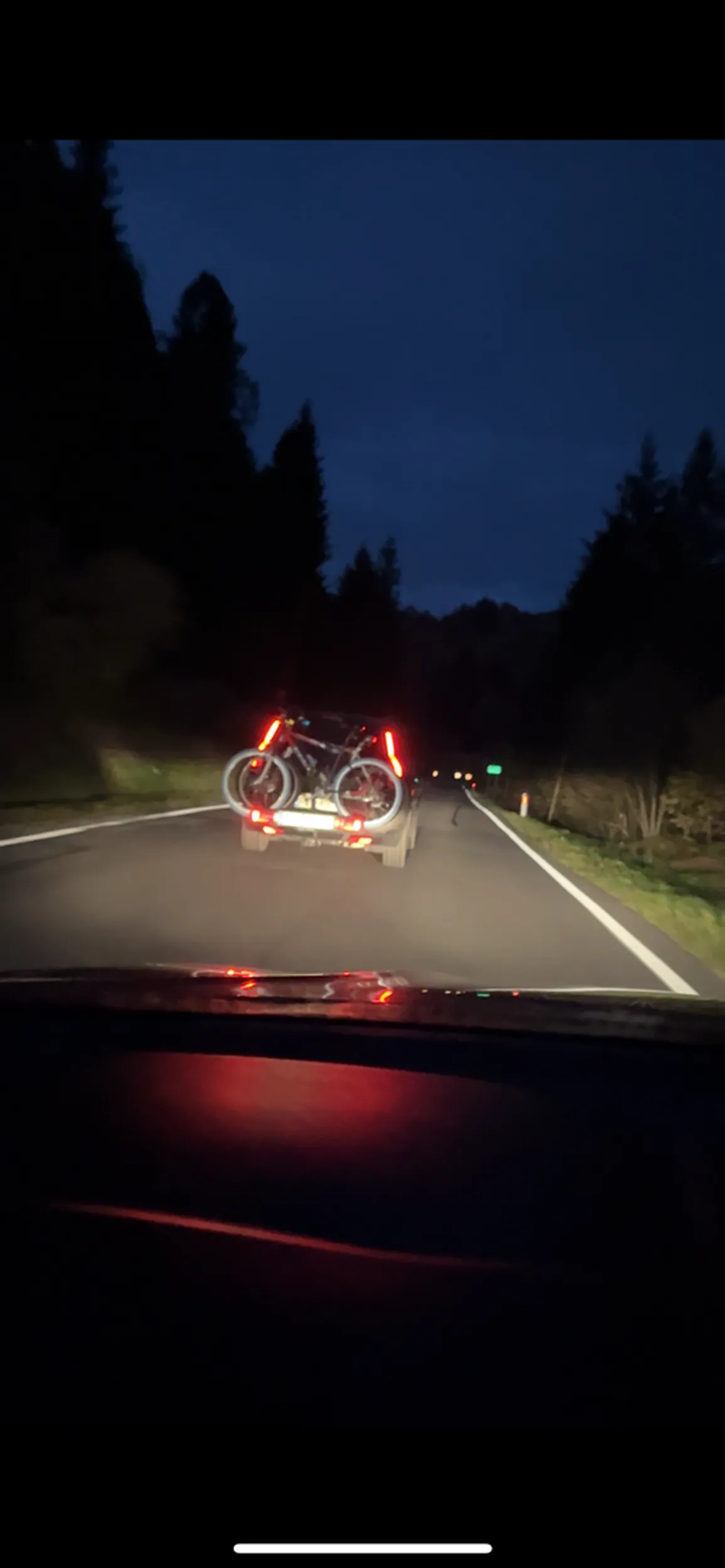 Brawo dla pana który przez całą drogę specjalnie jechał środkiem drogi, uniemożliwiając wyprzedzenie a podczas "zakrętów" hamował praktycznie do 0 aby znów na prostym odcinku, wcisnąć gaz i zajmować dwa pasy. Kretynów z dużym ego nie brakuje