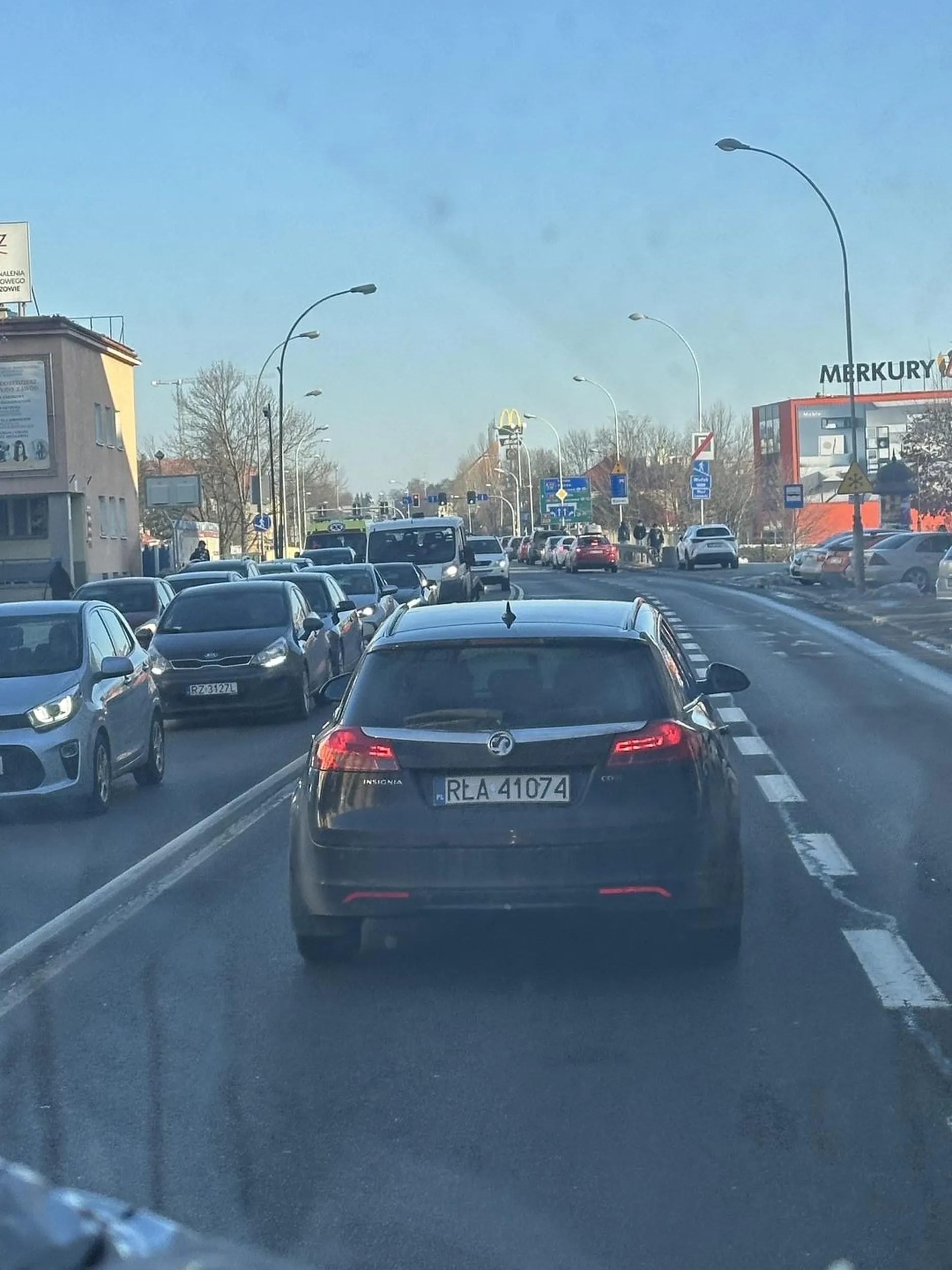 Przyspiesza i hamuje na środku miasta bo został strąbiony za spanie na światłach, nie pozdrawiam idiote