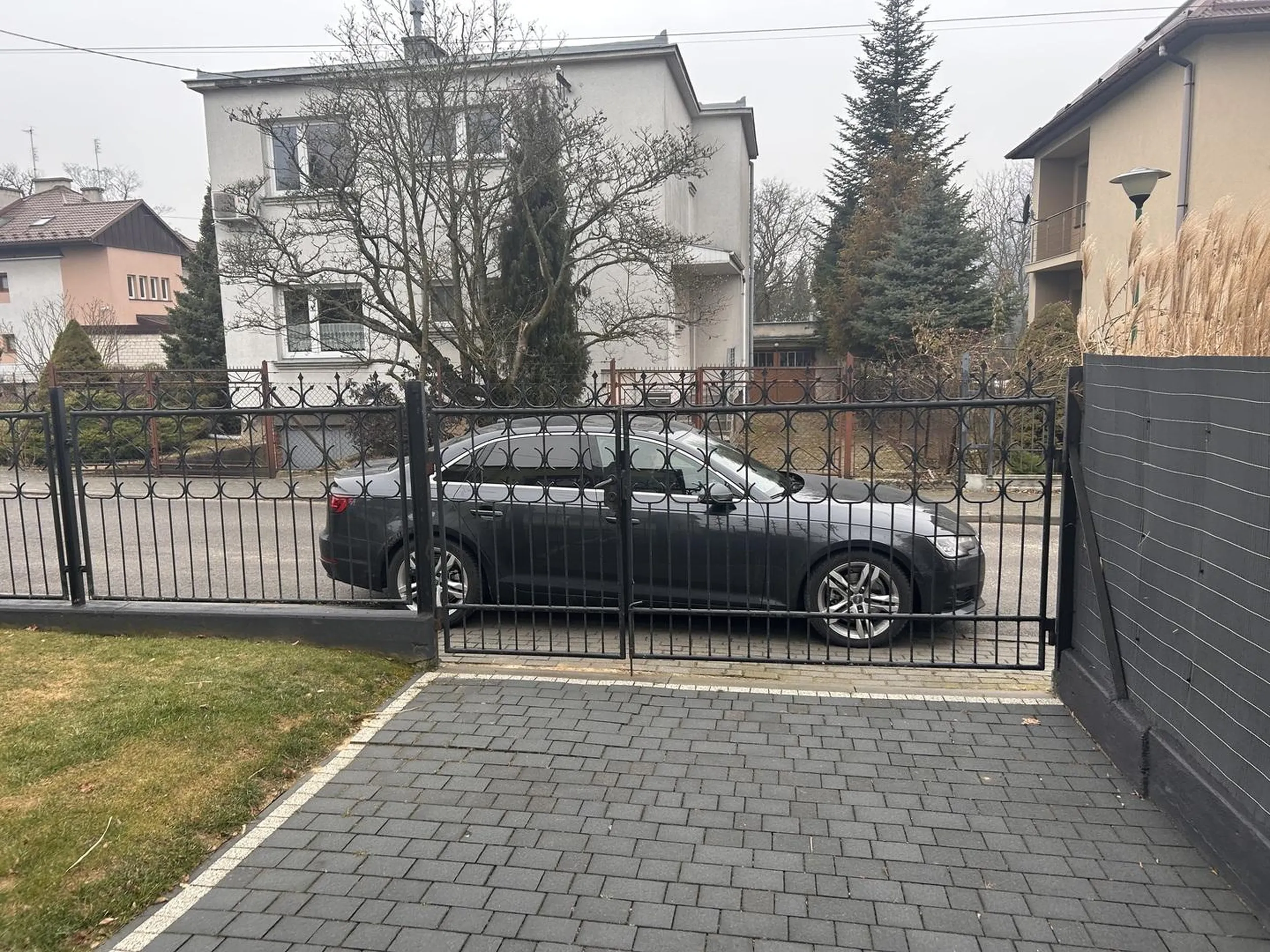 Zastawianie bramy wjazdowej i brak możliwości dojścia na swoją posesje…
