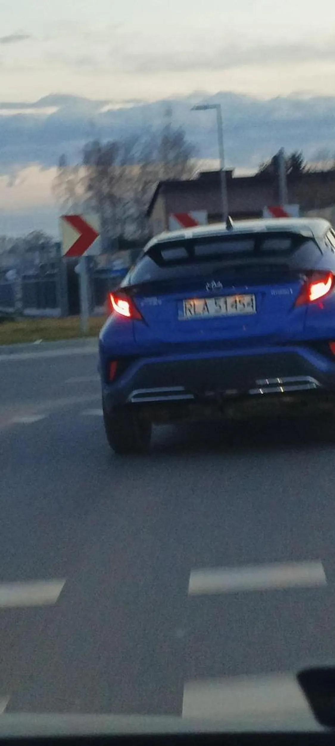 Pan kretyn w terenie zabudowanym wisi na zderzaku (bo jadę zgodnie z przepisami), po wyjechaniu na drogę dwupasową zamula, a na pierwszym rondzie wyprzedza wszystkich jadąc slalomem i wpychając się na chama.