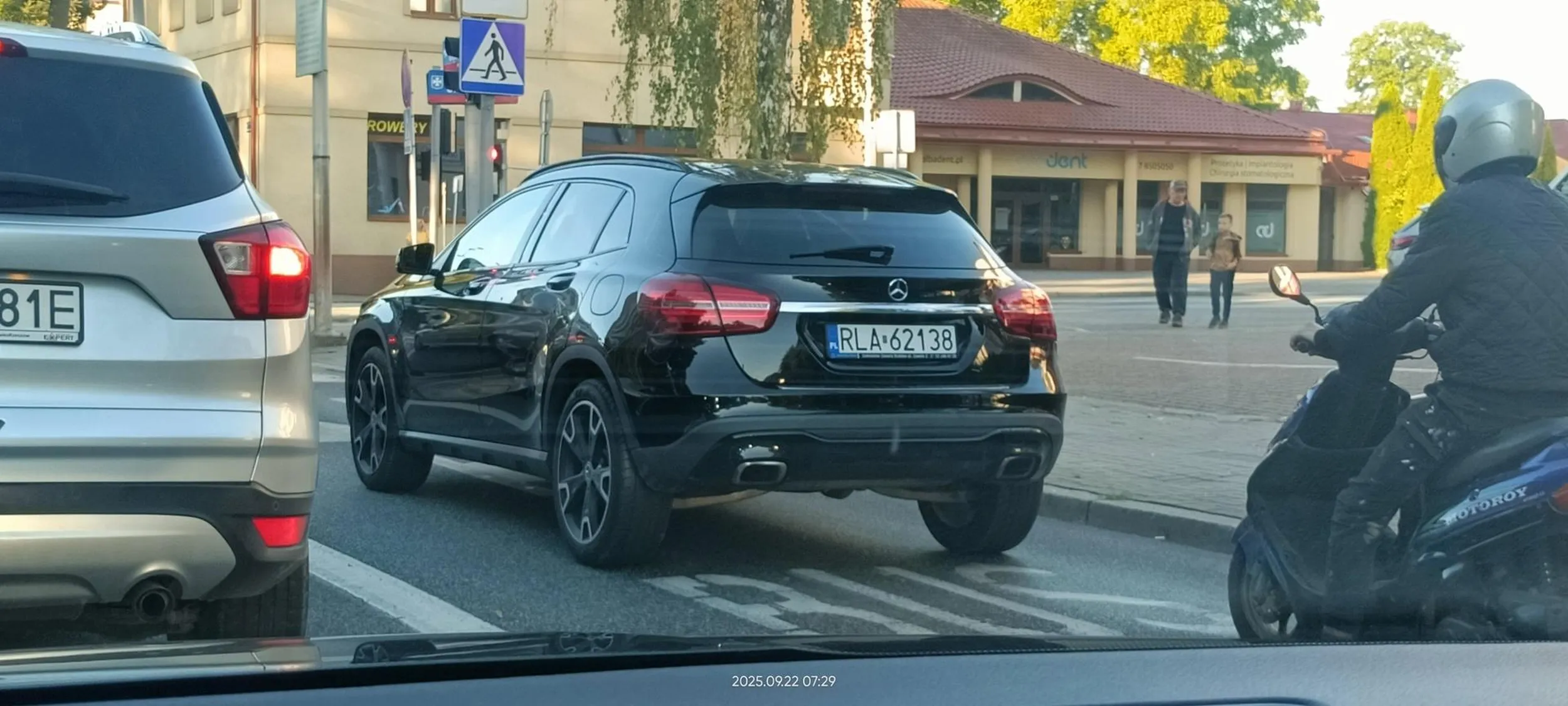 Królowa buspasów. Prawdopodobnie pracownica komendy wojewódzkiej policji.