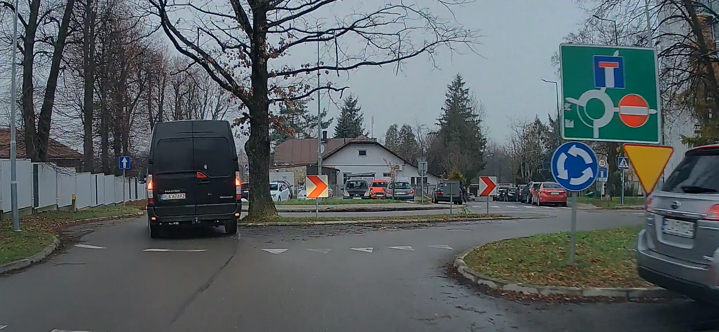 Jeździ pod prąd na rondzie.