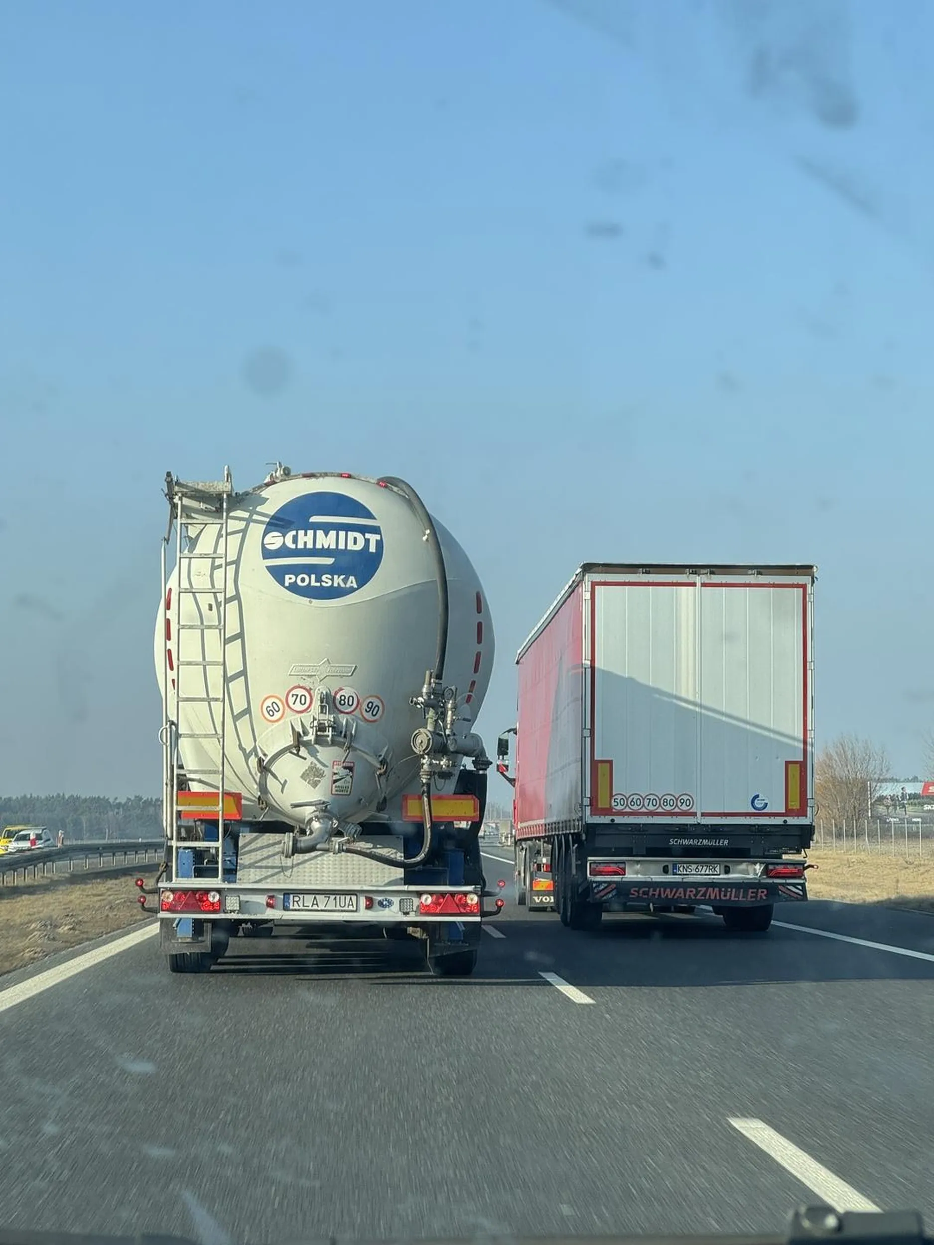 Kutas wyprzedza przez 4km trasy i toruje ruch autostrada a1
