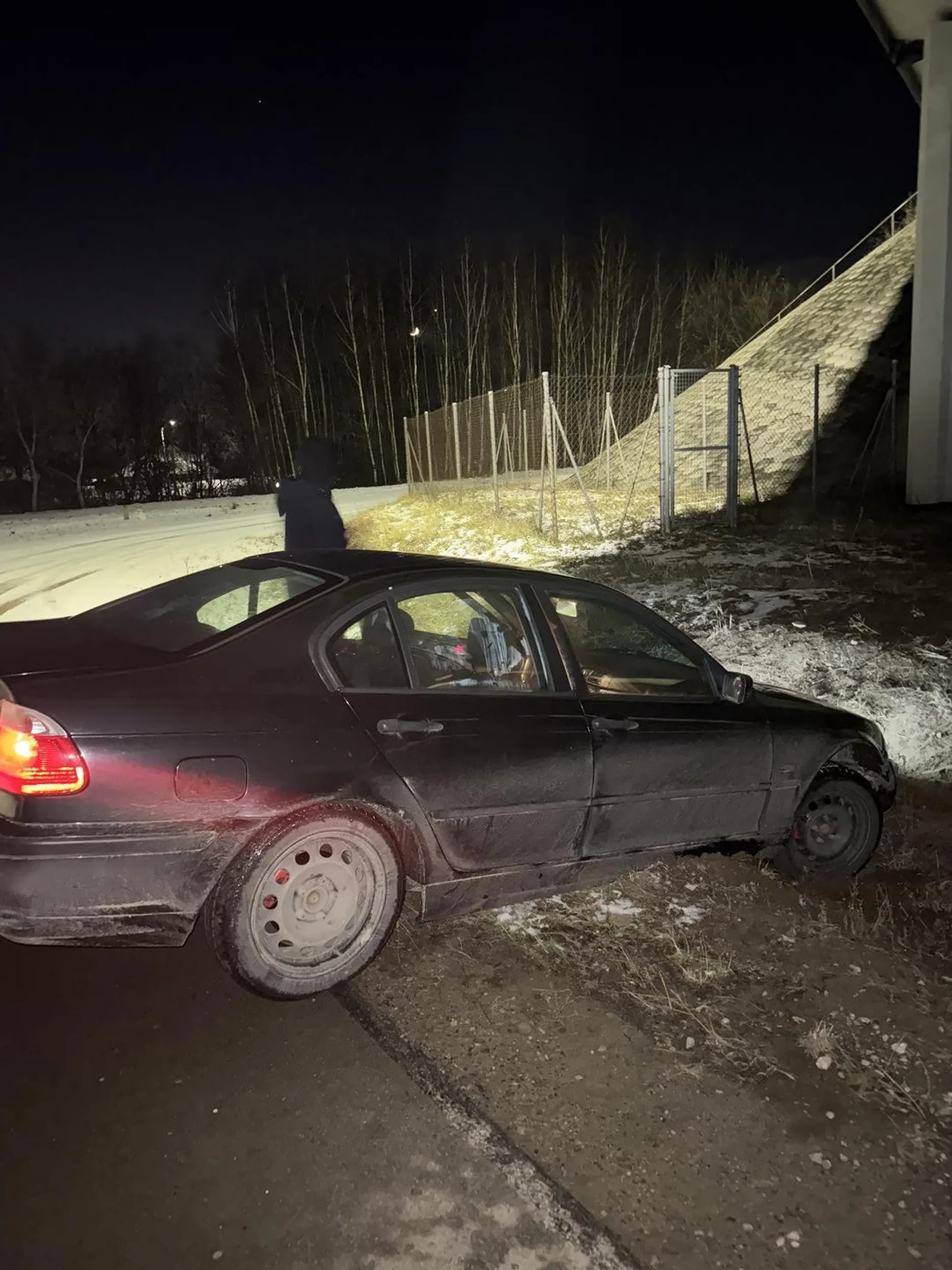 Driftuje w strategicznych miejsca w Rzeszowie, wpierdala się do rowów, stwarza niebezpieczeństwo w ruchu lądowym oraz morskim bo jak jebnie to w Wisłoku zara wyląduje. Komenda Wojewódzki Policji - Andrzej Patrzałek.