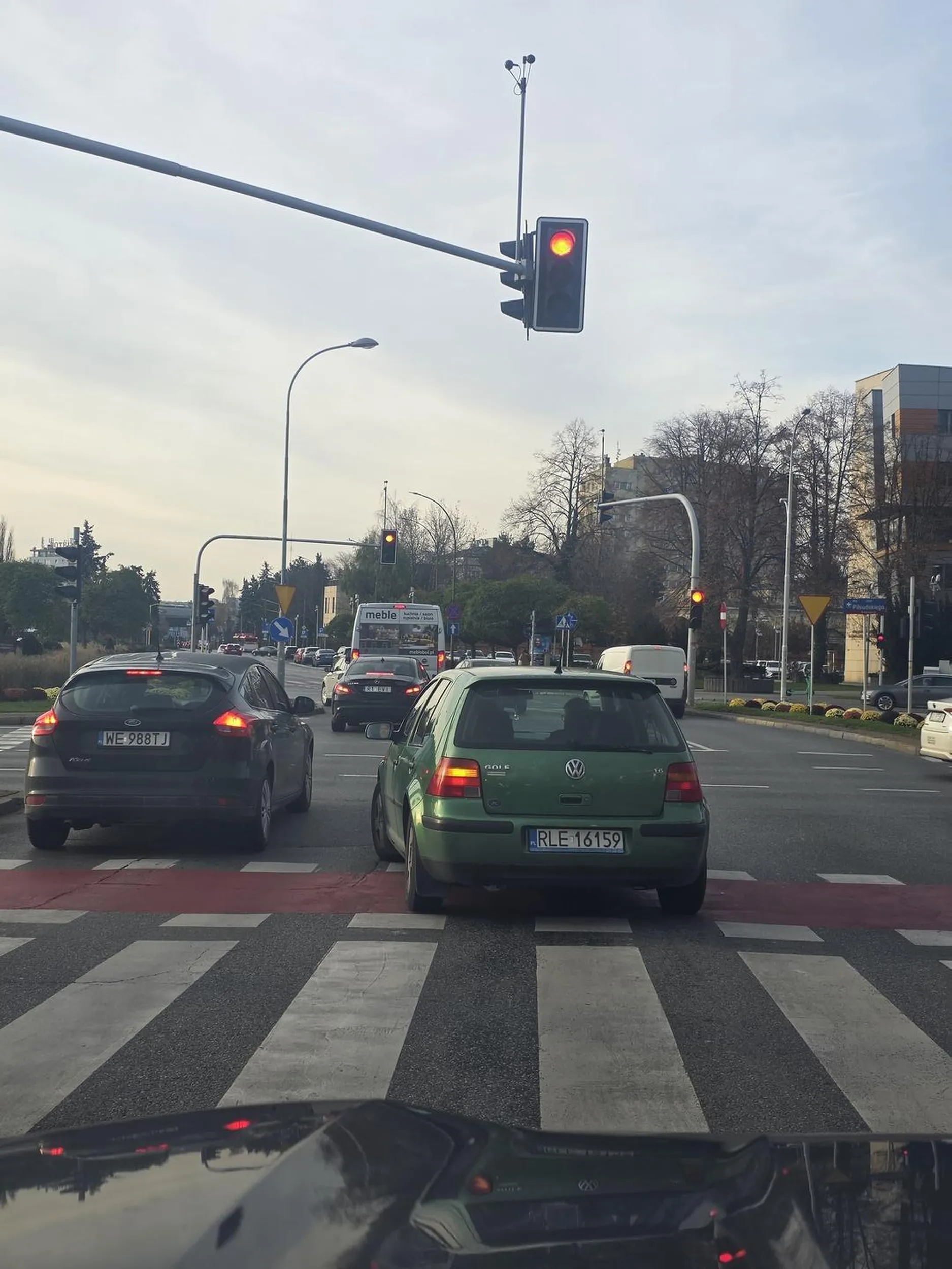 Pani prowadzonca golfa stwierdziła że dobrym pomysłem będzie zablokować cały pas bo nie potrafiła skręcić wcześniej i jeszcze wymusiła pierwszeństwo przed taxi