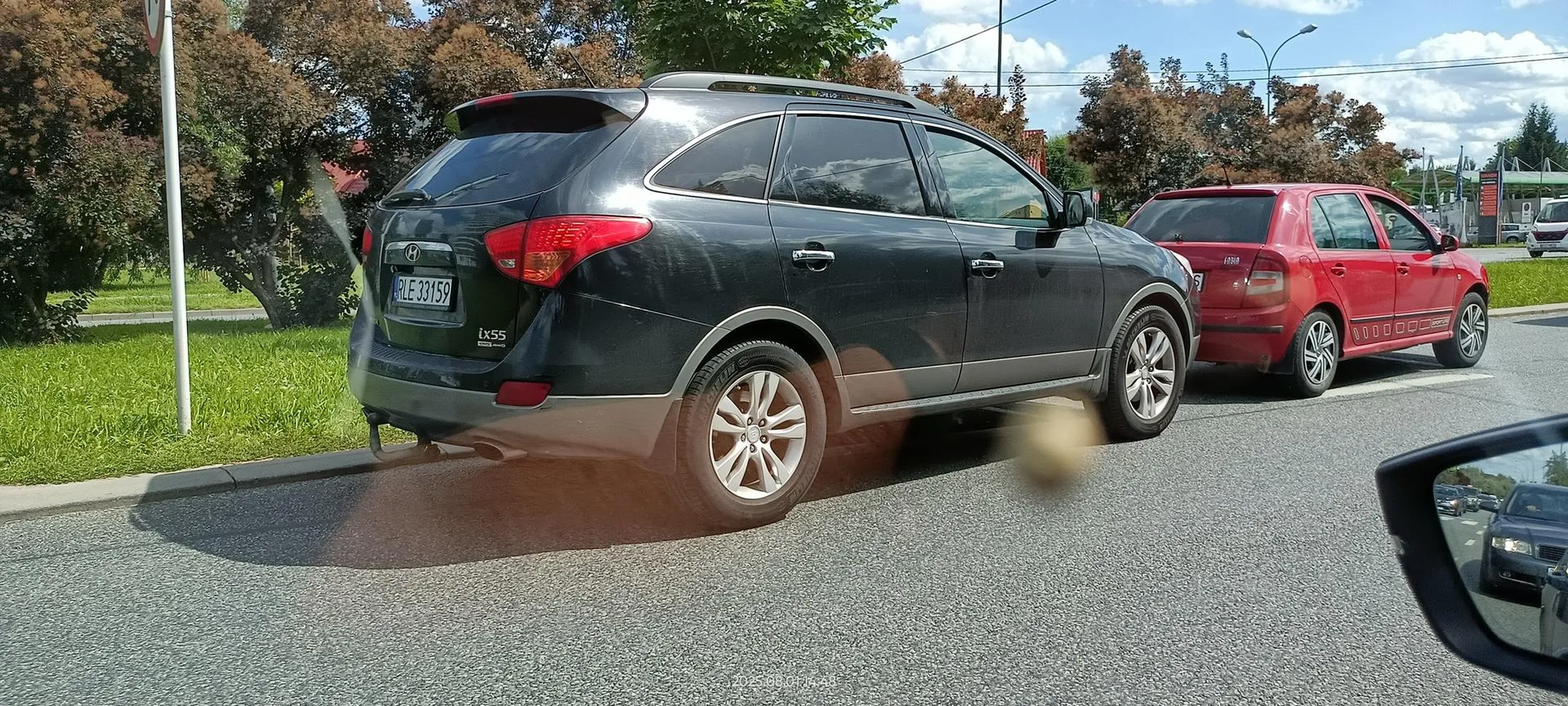 Kretyn wymusza pierwszeństwo, po czym zatrzymuje się w poprzek na środku jezdni blokując ruch na 2 pasach ruchu.