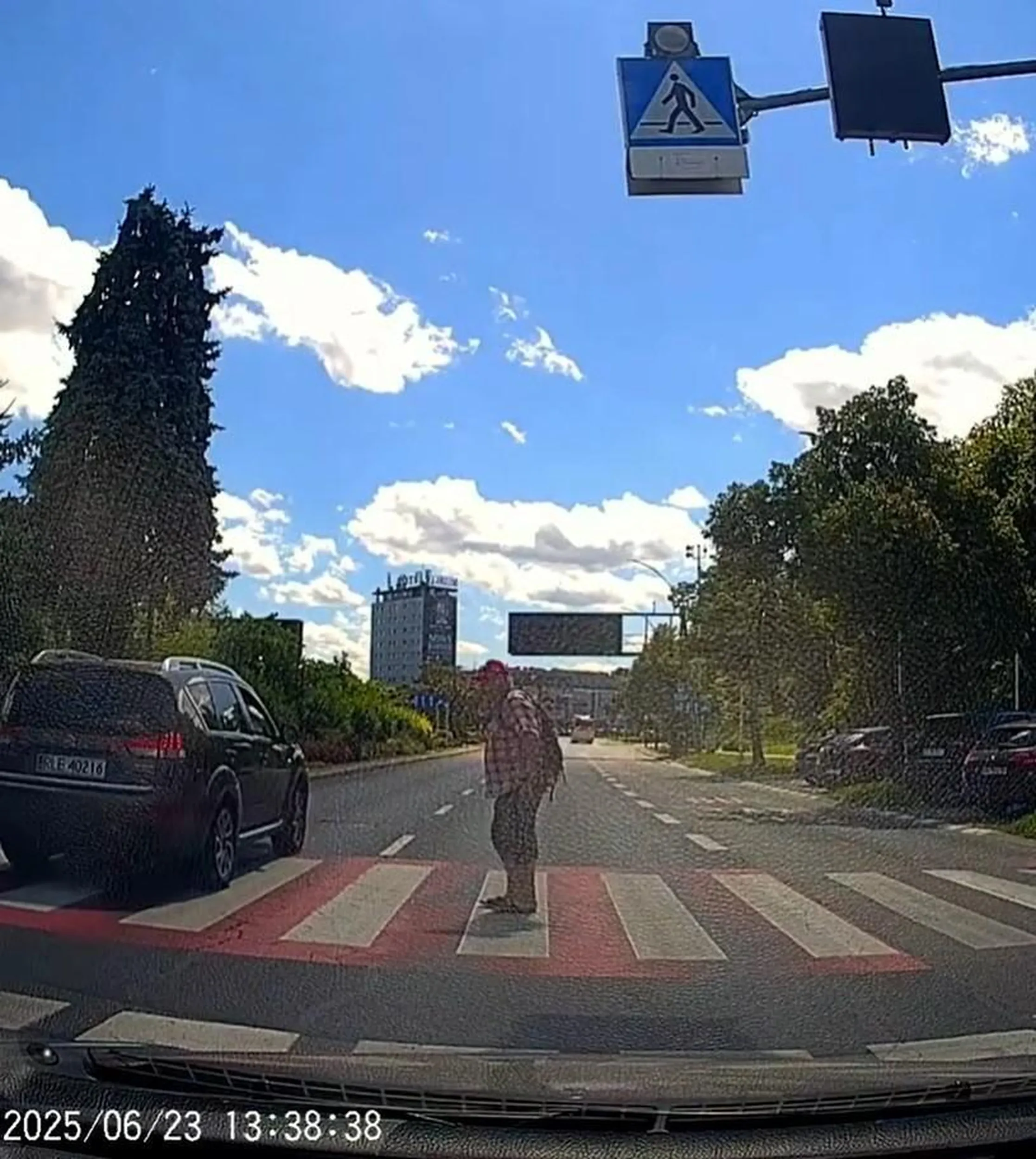 Kierowca citroëna o numerach RLE 40216, jadąc aleją Łukasza Cieplińskiego, zignorował przepisy i ominął samochody stojące przed przejściem dla pieszych. Wjeżdżając na pasy, niemal potrącił przechodzącą przez nie osobę. Całe zdarzenie zostało zarejestrowane na wideo.