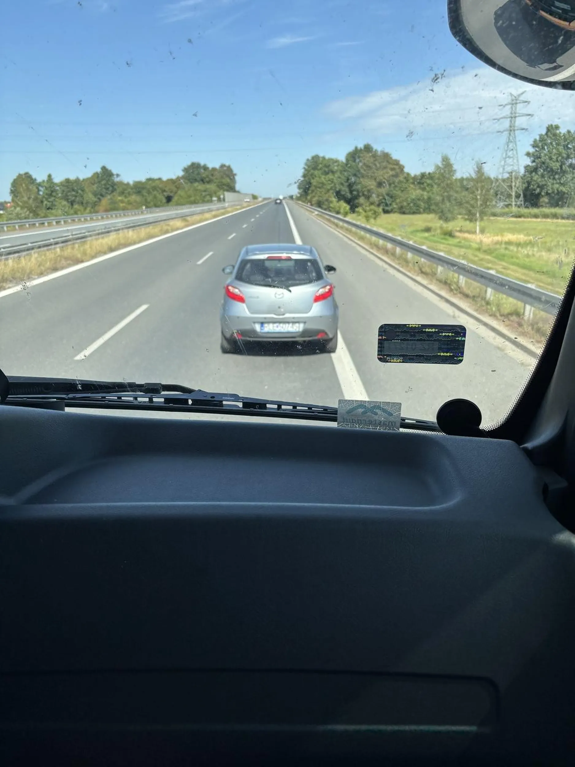 Jedzie 50km/h autostradą wpatrzony w telefon