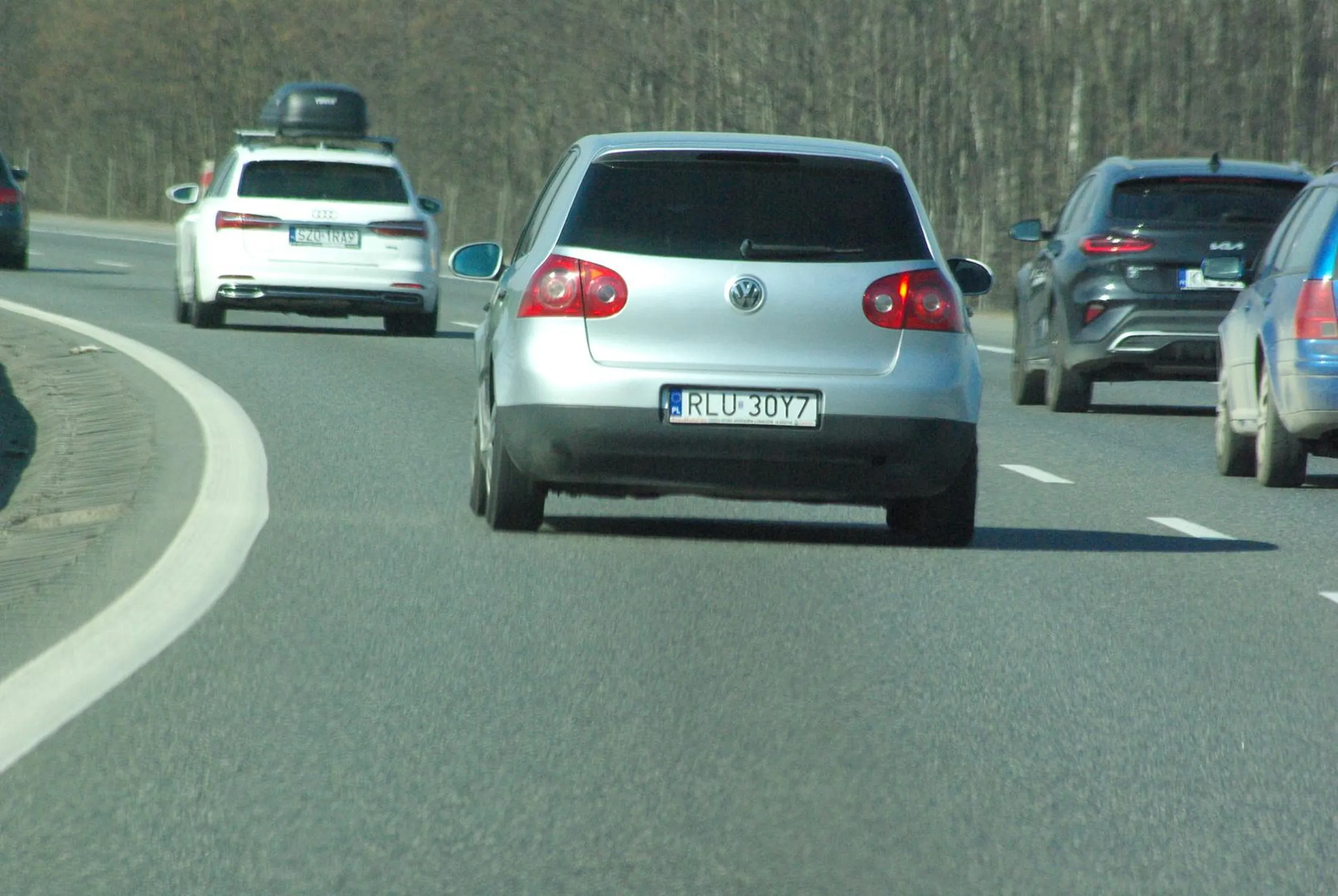 Volkswagen jedzie czasem po jednym a czasem po dwóch pasach na raz, niestety zdjęcie tylko z legalnej jazdy. Radzę uważać, może zepchnąć kogoś do rowu.