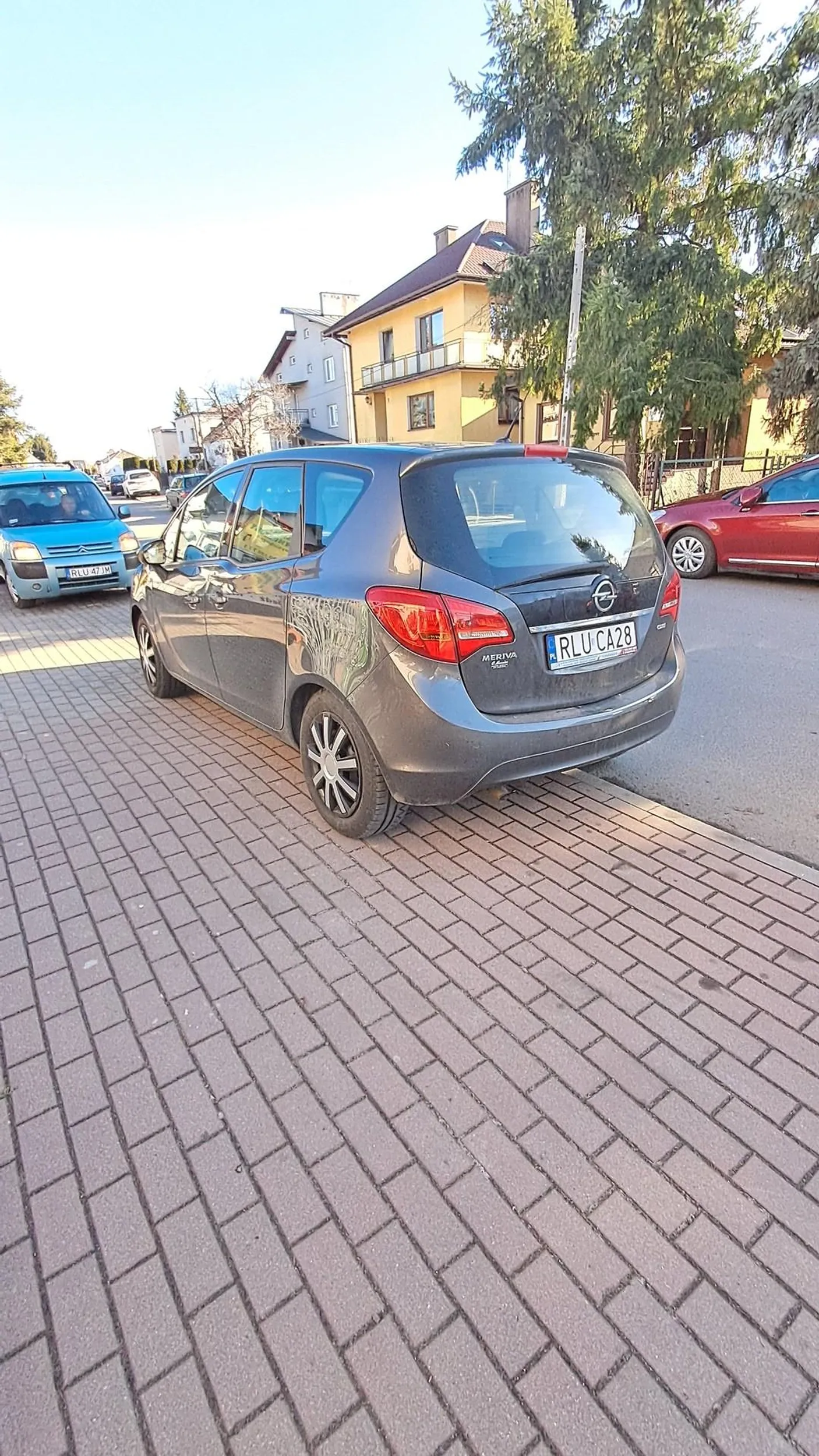 Nie potrafi parkować, co za baran