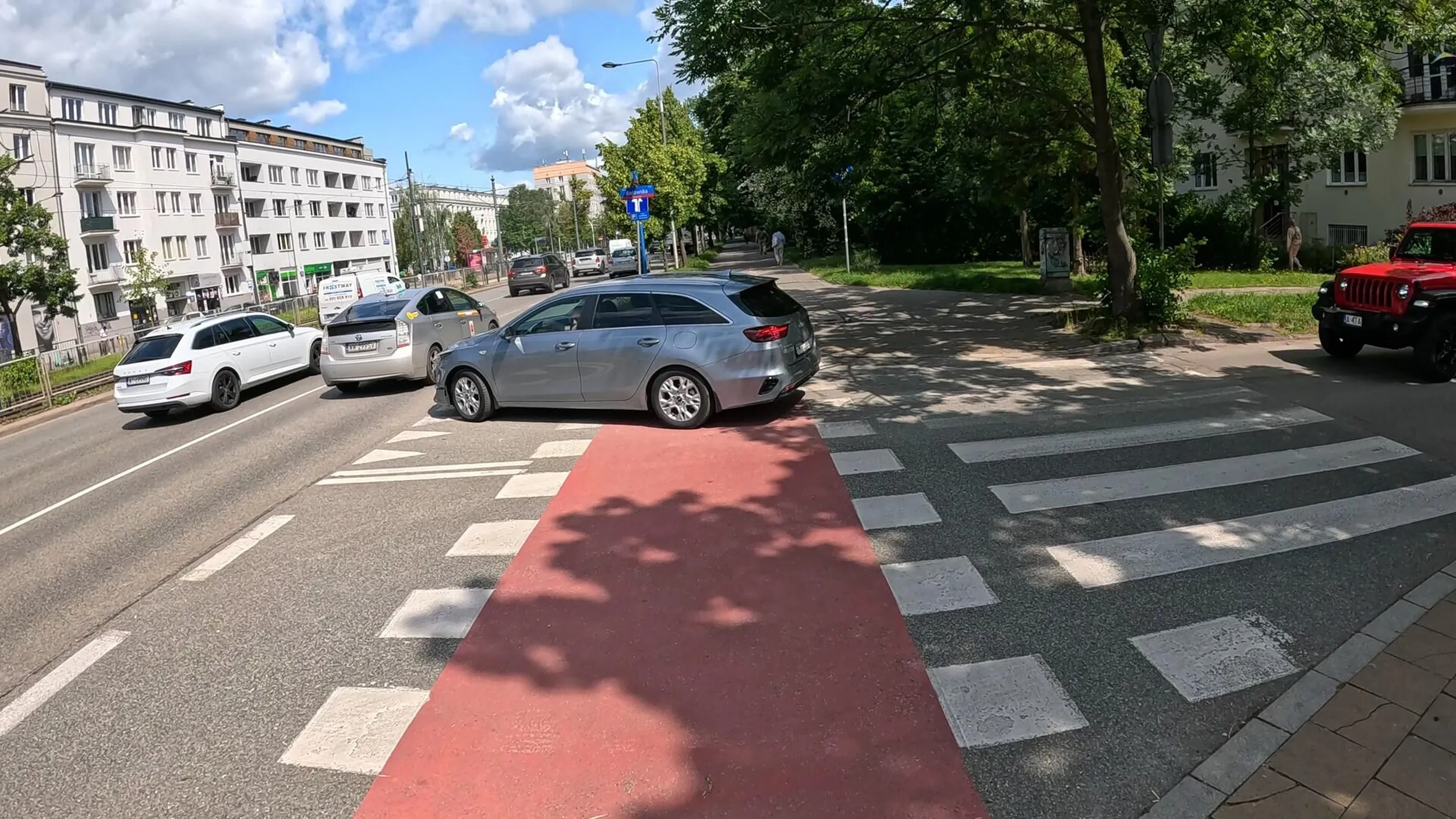 Ten typ cymbała, który mimo, że: - widzi nadjeżdżającego rowerzystę - nie ma szansy dołączyć do ruchu bez zatrzymania się i tak wjedzie i zablokuje drogę. Wypad gamoniu do swojej wiochy, może tam się tak jeździ. Ale nie tutaj