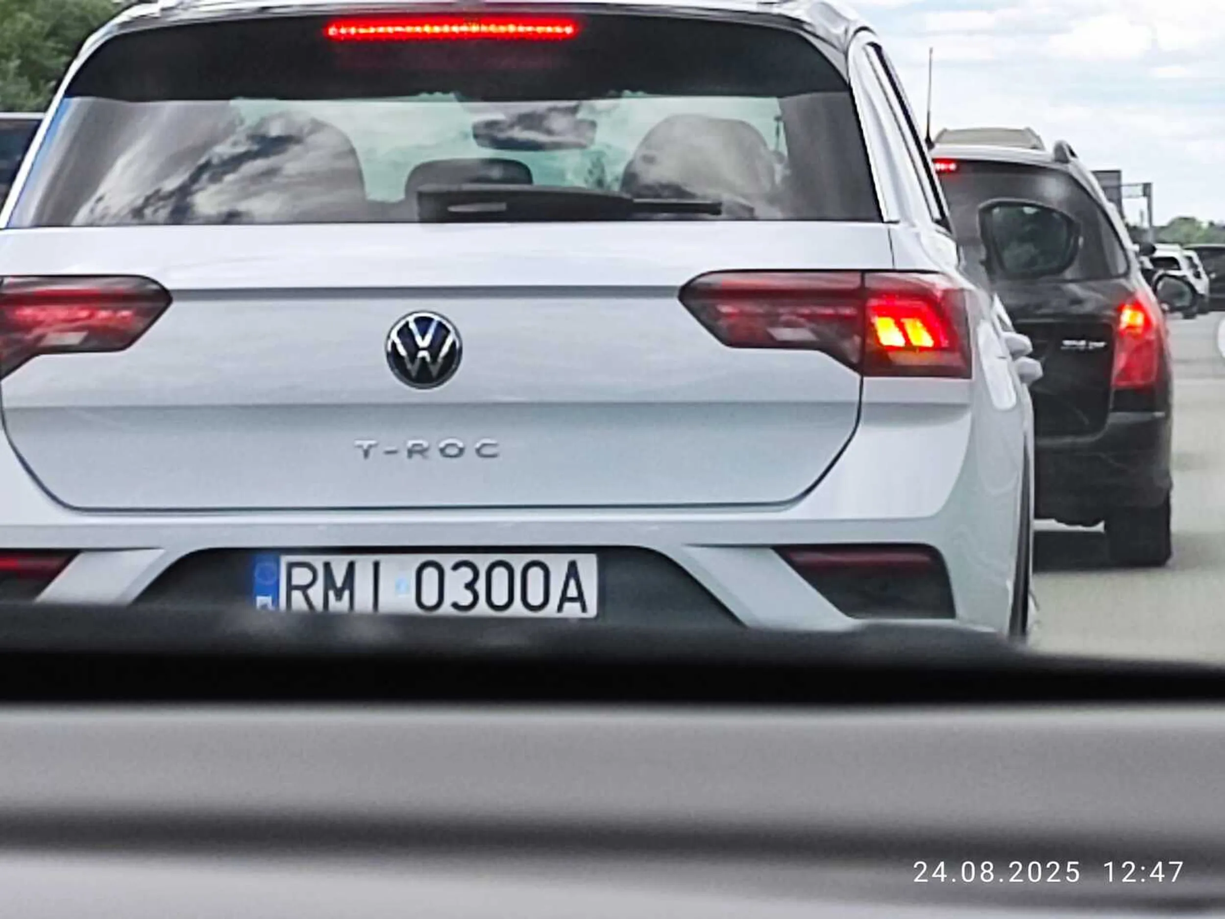 Niebezpiecznie zajeżdża drogę zmieniając pas, nie używa lusterek. Po niebezpiecznych manewrach twierdzi, że widział co robi więc czyni to z premedytacją.