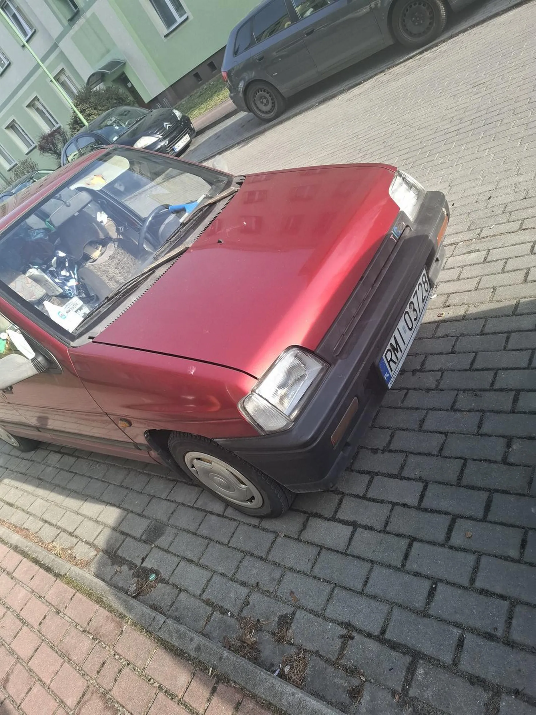 Stary dziad zajmuje notorycznie miejsce tym łazikiem i rysuje ludzią auta gdy mu się miejsce zajmie, bawi się w króla osiedla - do czasu aż do mnie napyskujesz