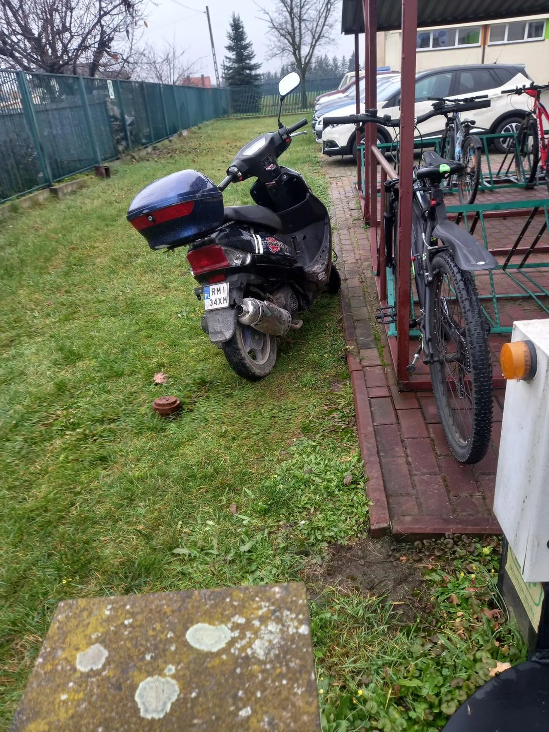 Rozjechał moja 20 letnią babcie i została naleśnikiem ale dał mi za to łyk benzyny , polecam , skuter prowadzi bez papierów i prawa jazdy , jest wysoki i jest niskiego wzrostu ,  nazywa Się Hubert T