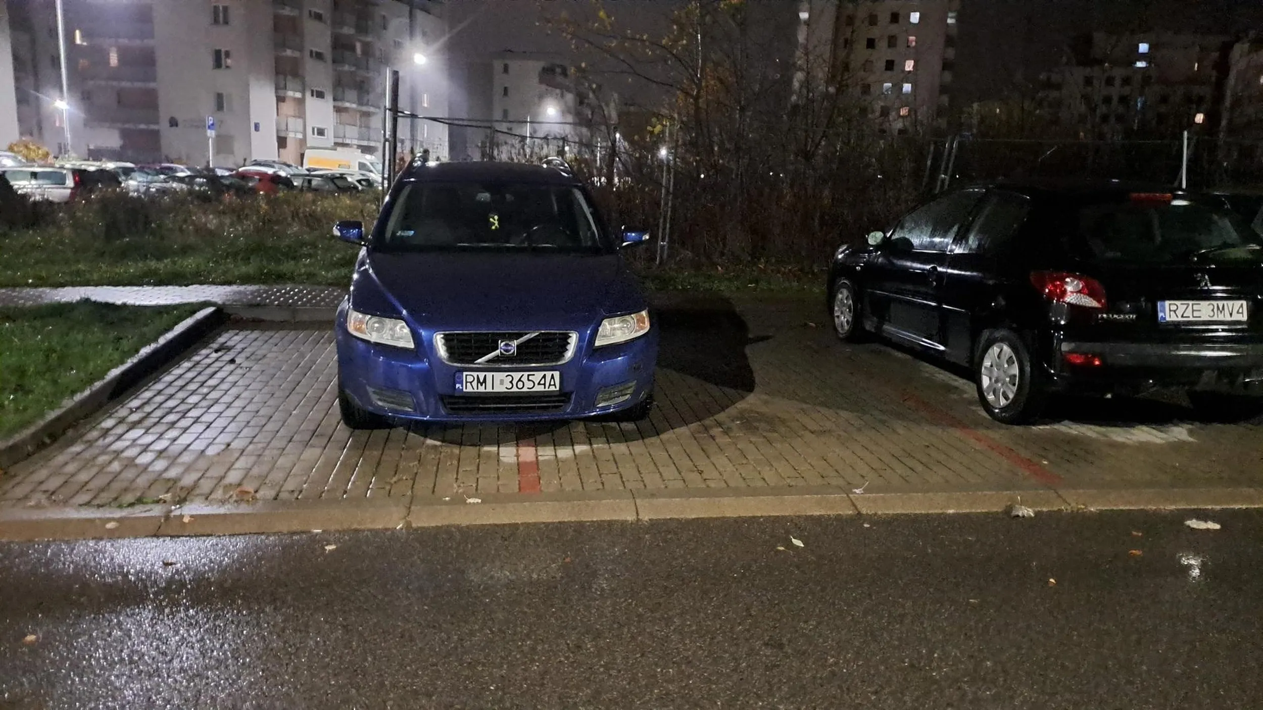 Parkowanie na dwóch miejscach to krzywa akcja i nie ma na to żadnego usprawiedliwienia.