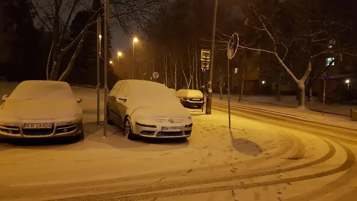 1. Mandat karny: Kwota: 300 zł za postój w obrębie skrzyżowania lub przejścia dla pieszych. 2. Punkty karne: 1 punkt karny za parkowanie w sposób zagrażający bezpieczeństwu pieszych (np. przy przejściu dla pieszych). Pamiętaj, że niewłaściwe parkowanie może być również podstawą do odholowania pojazdu na koszt właściciela, jeżeli stwarza on zagrożenie w ruchu drogowym.