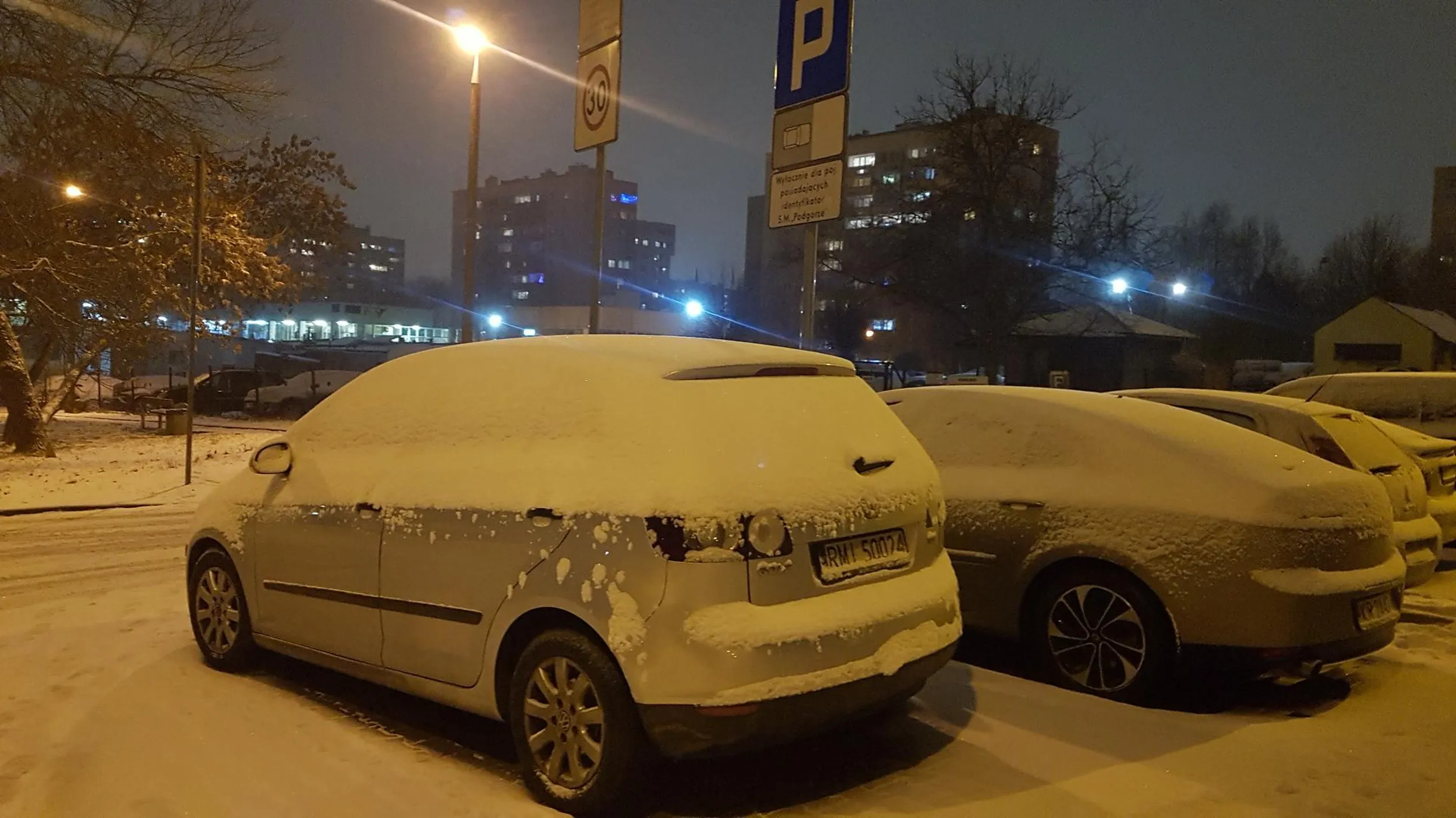 1. Mandat karny: Kwota: 300 zł za postój w obrębie skrzyżowania lub przejścia dla pieszych. 2. Punkty karne: 1 punkt karny za parkowanie w sposób zagrażający bezpieczeństwu pieszych (np. przy przejściu dla pieszych). Pamiętaj, że niewłaściwe parkowanie może być również podstawą do odholowania pojazdu na koszt właściciela, jeżeli stwarza on zagrożenie w ruchu drogowym.