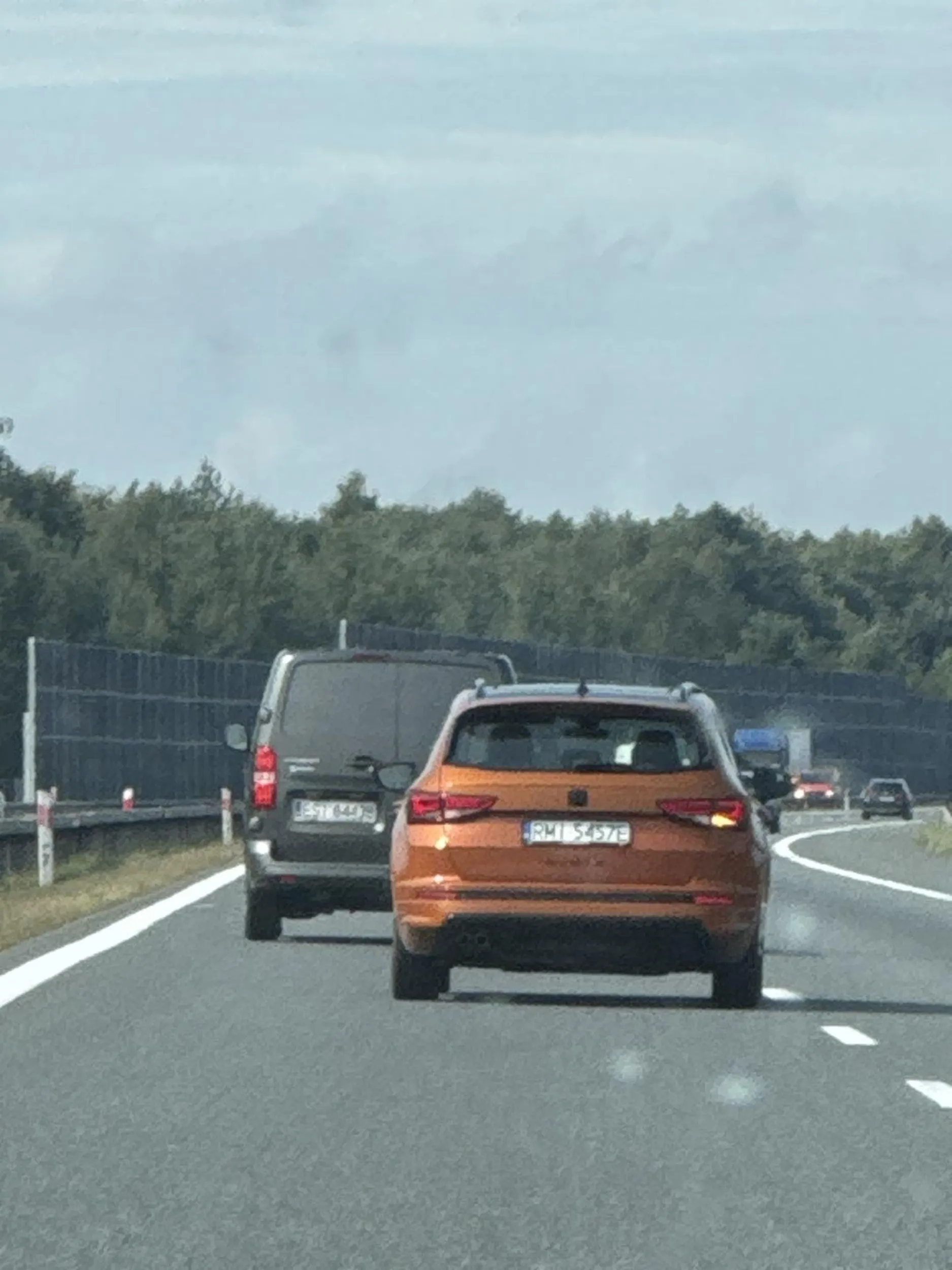 Na autostradzie pan kolega nie potrafi jeździć powoduje zagrożenie życia każdego dookoła Jadąc 140km/h ma mniej niż 20m odstępu