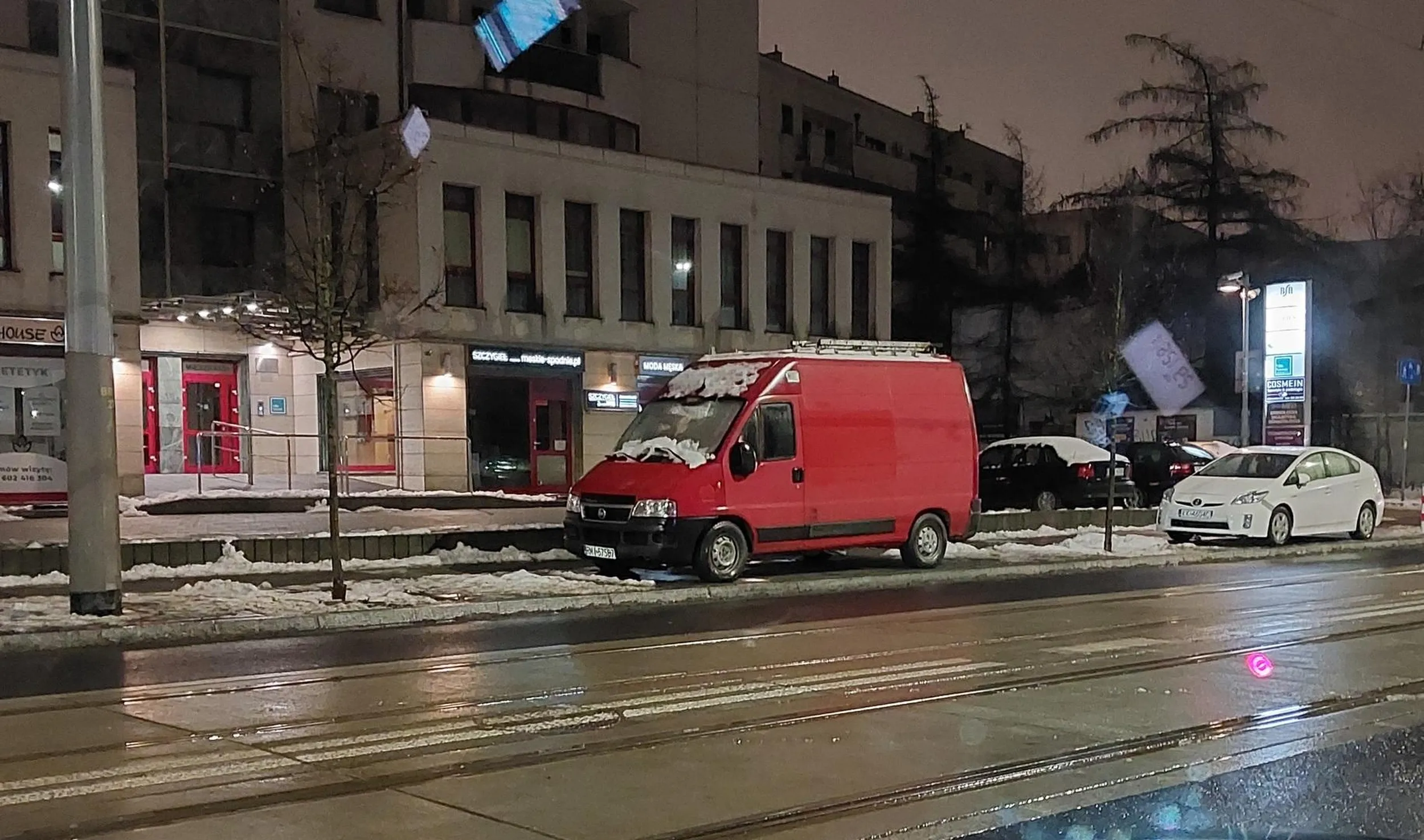 Od 5. dni stoi na dwóch miejscach parkingowych